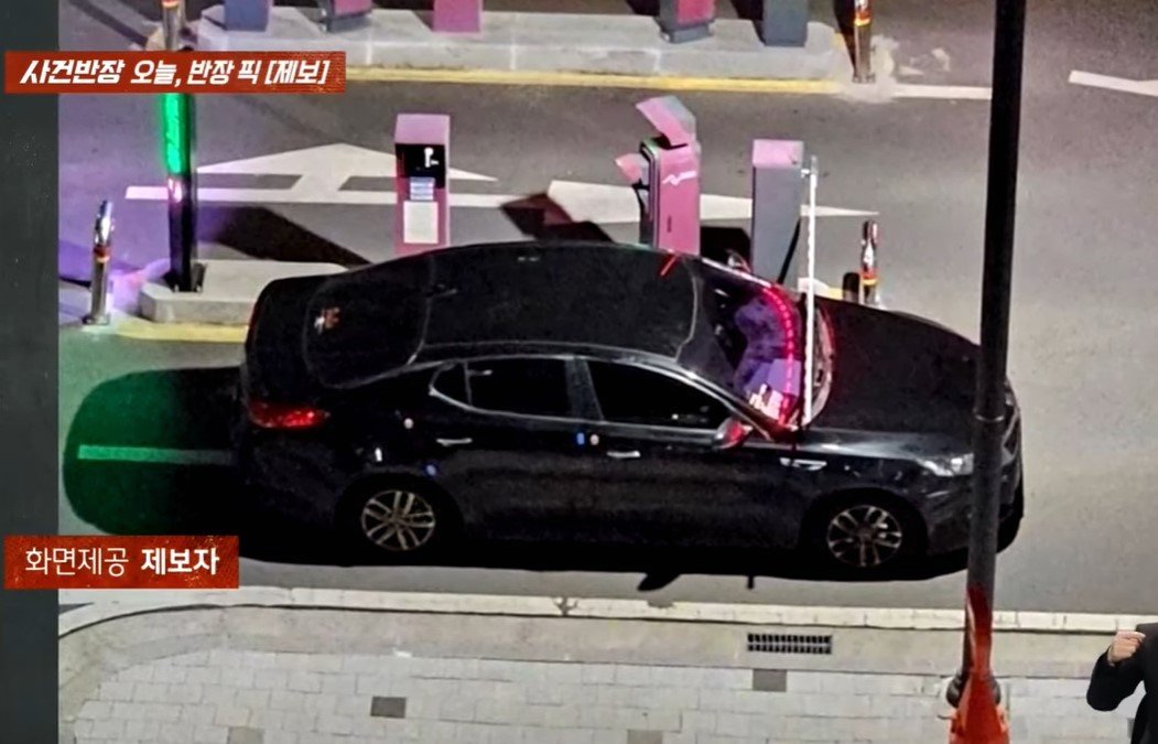 본문 이미지 - 주민 A씨는 차단기가 열리지 않자 경적을 울려댄 후 차를 두고 떠나버렸다. (JTBC '사건반장' 갈무리)