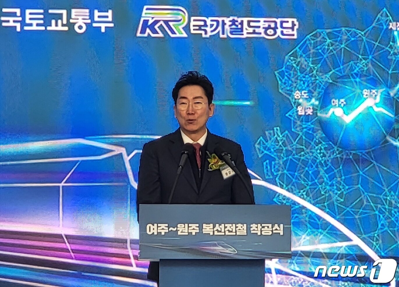 본문 이미지 - 강원 원주시장 연임에 도전하는 원강수 국민의힘 민선 9기 원주시장 후보가 2024년 1월 12일 원주시 서원주역에서 열린 여주-원주 복선전철 착공식에서 축사를 하는 모습. (뉴스1 DB)