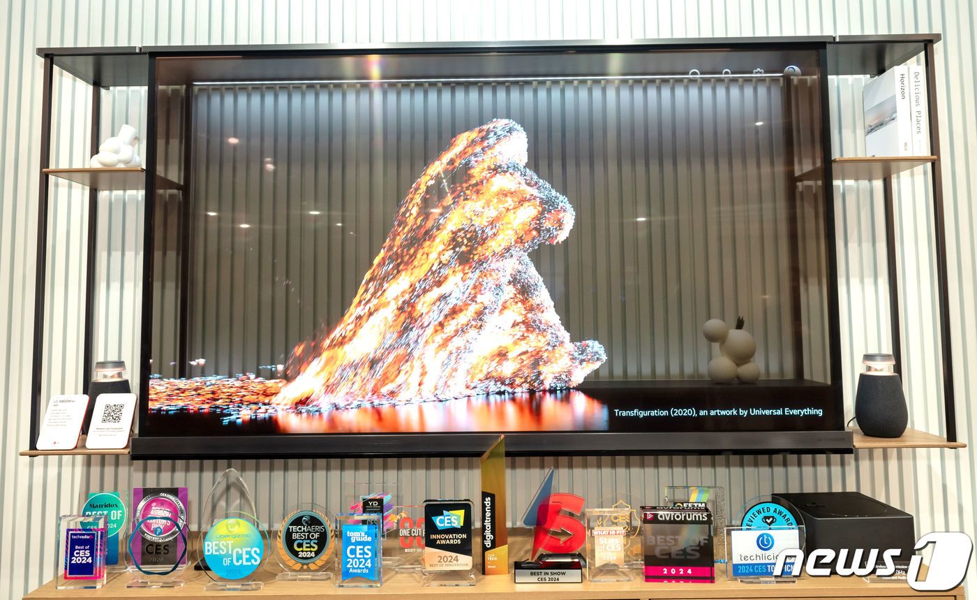 본문 이미지 - LG전자는 세계 최초 무선 투명 올레드 TV 'LG 시그니처 올레드 T'가 미국 라스베이거스에서 열린 세계 최대 가전·IT 전시회 CES 2024의 공식 어워드에서 TV 제품으로는 유일하게 '최고상(The Best of CES 2024)'을 수상했다고 12일 밝혔다. (LG전자 제공) 2024.1.12/뉴스1