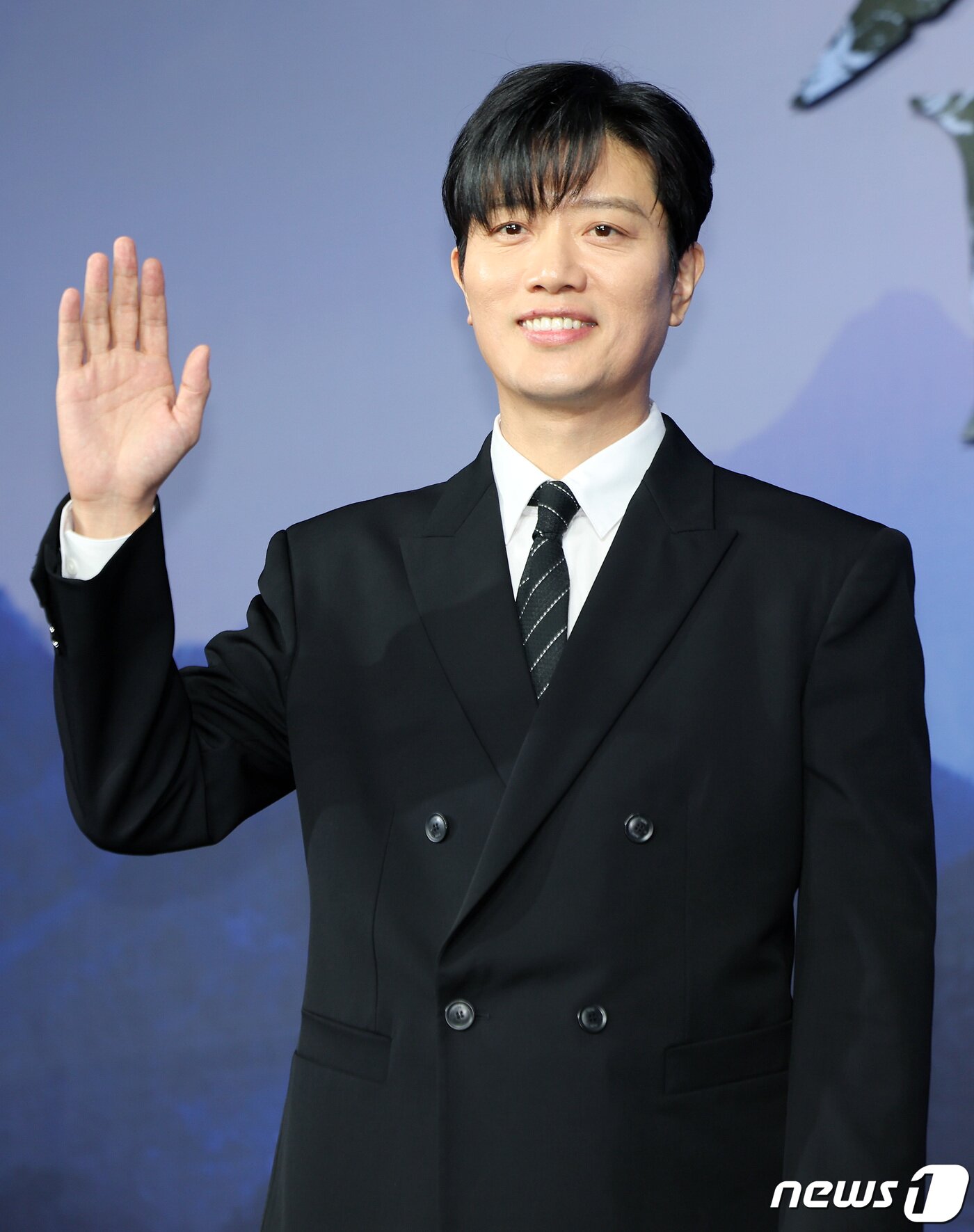 본문 이미지 - 배우 박희순이 12일 오후 서울 중구 앰배서더 서울 풀만 호텔에서 진행된 넷플릭스 오리지널 '선산' 제작보고회에서 포토타임을 갖고 있다. '선산'은 존재조차 잊고 지내던 작은아버지의 죽음 후 남겨진 선산을 상속받게 되면서 불길한 일들이 연속되고 이와 관련된 비밀이 드러나며 벌어지는 이야기를 그린다. 2024.1.12/뉴스1 ⓒ News1 이동해 기자