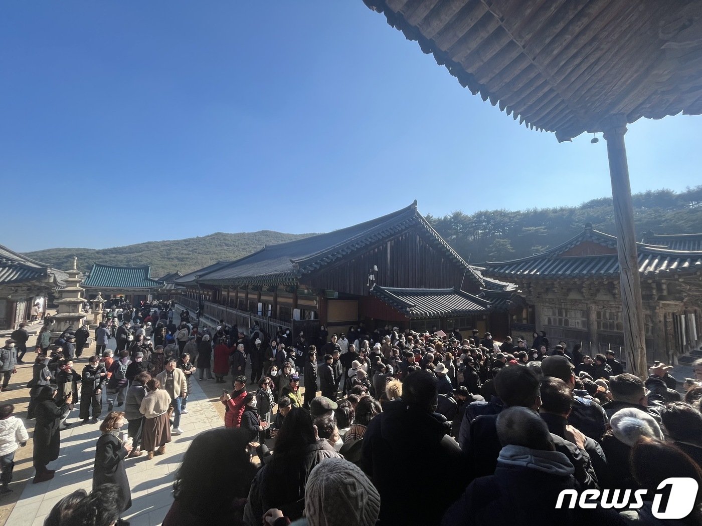 12일 경남 양산시 하북면 통도사에 여야 지부도가 나란히 방문한 가운데 사찰에는 지지자와 취재진, 유튜버 등이 대거 몰렸다.  2023.01.12 ⓒ News1 송보현 기자