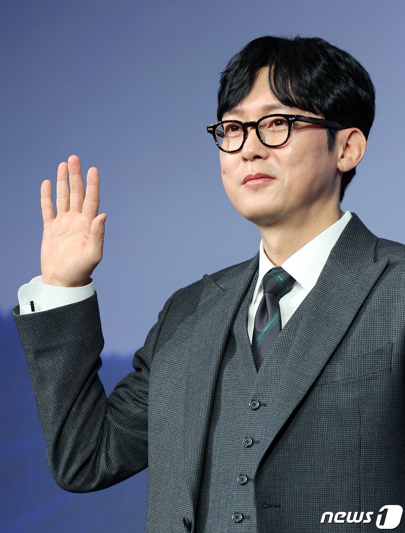 본문 이미지 - 배우 박병은이 12일 오후 서울 중구 앰배서더 서울 풀만 호텔에서 진행된 넷플릭스 오리지널 '선산' 제작보고회에서 포토타임을 갖고 있다. '선산'은 존재조차 잊고 지내던 작은아버지의 죽음 후 남겨진 선산을 상속받게 되면서 불길한 일들이 연속되고 이와 관련된 비밀이 드러나며 벌어지는 이야기를 그린다. 2024.1.12/뉴스1 ⓒ News1 이동해 기자