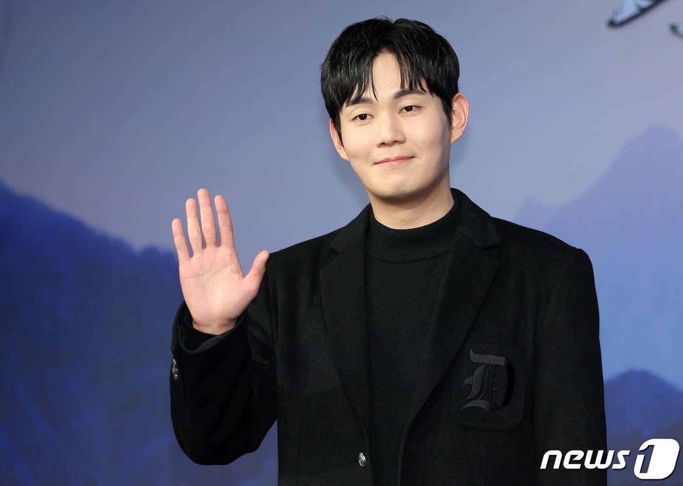 본문 이미지 - 배우 류경수가 12일 오후 서울 중구 앰배서더 서울 풀만 호텔에서 진행된 넷플릭스 오리지널 '선산' 제작보고회에서 포토타임을 갖고 있다. '선산'은 존재조차 잊고 지내던 작은아버지의 죽음 후 남겨진 선산을 상속받게 되면서 불길한 일들이 연속되고 이와 관련된 비밀이 드러나며 벌어지는 이야기를 그린다. 2024.1.12/뉴스1 ⓒ News1 이동해 기자