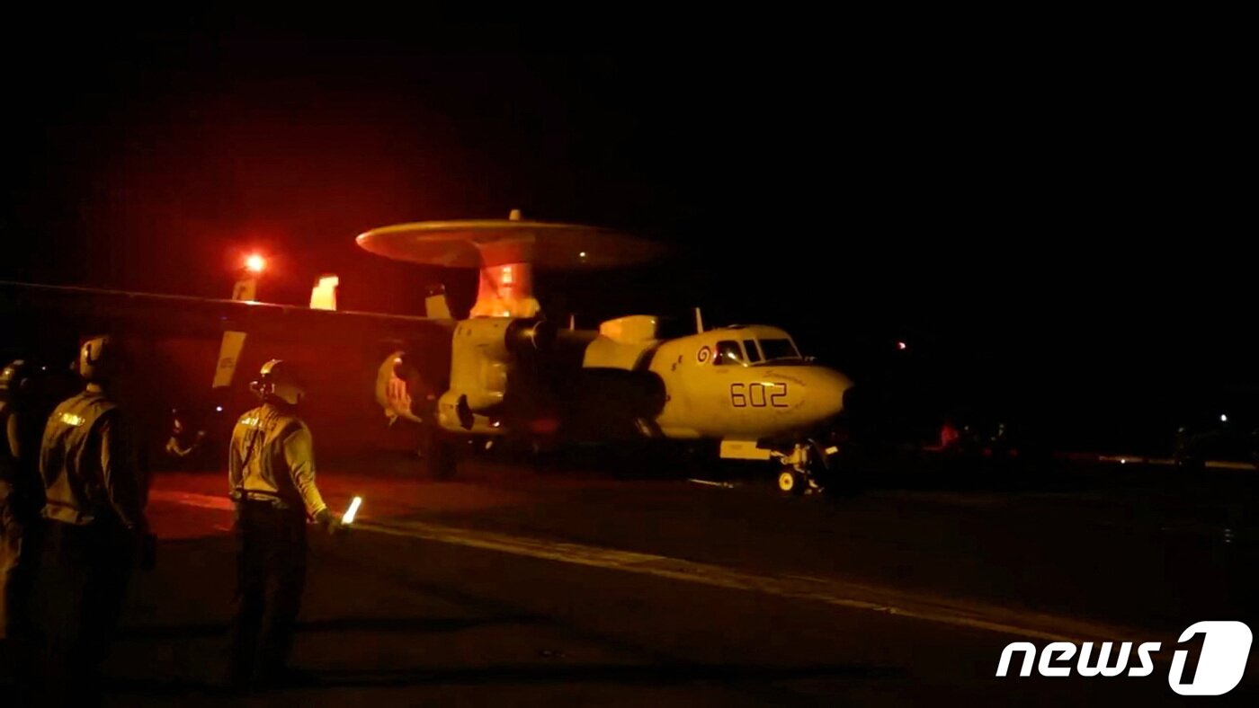 본문 이미지 - 지난 1월 미군 중부사령부&#40;CENTCOM&#41;가 공개한 사진으로 전투기 한 대가 예멘 후티반군을 상대로 표적 공습을 가하는 작전에 합류하기 위해 출격하는 모습이 담겼다. 2024.01.12 ⓒ 로이터=뉴스1 ⓒ News1 정지윤 기자