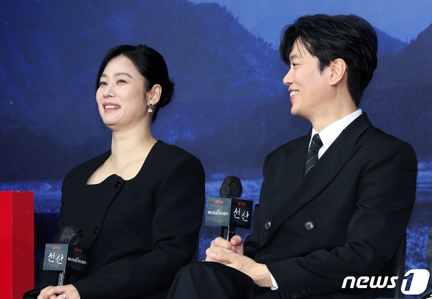 본문 이미지 - 배우 김현주와 박희순이 12일 오후 서울 중구 앰배서더 서울 풀만 호텔에서 진행된 넷플릭스 오리지널 '선산' 제작보고회에서 미소 짓고 있다. '선산'은 존재조차 잊고 지내던 작은아버지의 죽음 후 남겨진 선산을 상속받게 되면서 불길한 일들이 연속되고 이와 관련된 비밀이 드러나며 벌어지는 이야기를 그린다. 2024.1.12/뉴스1 ⓒ News1 이동해 기자