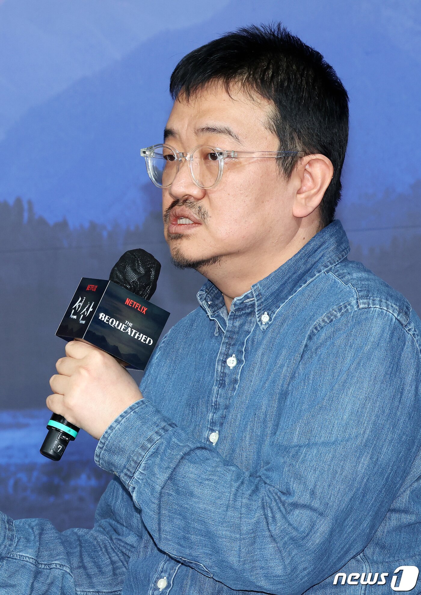 본문 이미지 - 연상호 감독이 12일 오후 서울 중구 앰배서더 서울 풀만 호텔에서 진행된 넷플릭스 오리지널 '선산' 제작보고회에서 질의에 답하고 있다. '선산'은 존재조차 잊고 지내던 작은아버지의 죽음 후 남겨진 선산을 상속받게 되면서 불길한 일들이 연속되고 이와 관련된 비밀이 드러나며 벌어지는 이야기를 그린다. 2024.1.12/뉴스1 ⓒ News1 이동해 기자