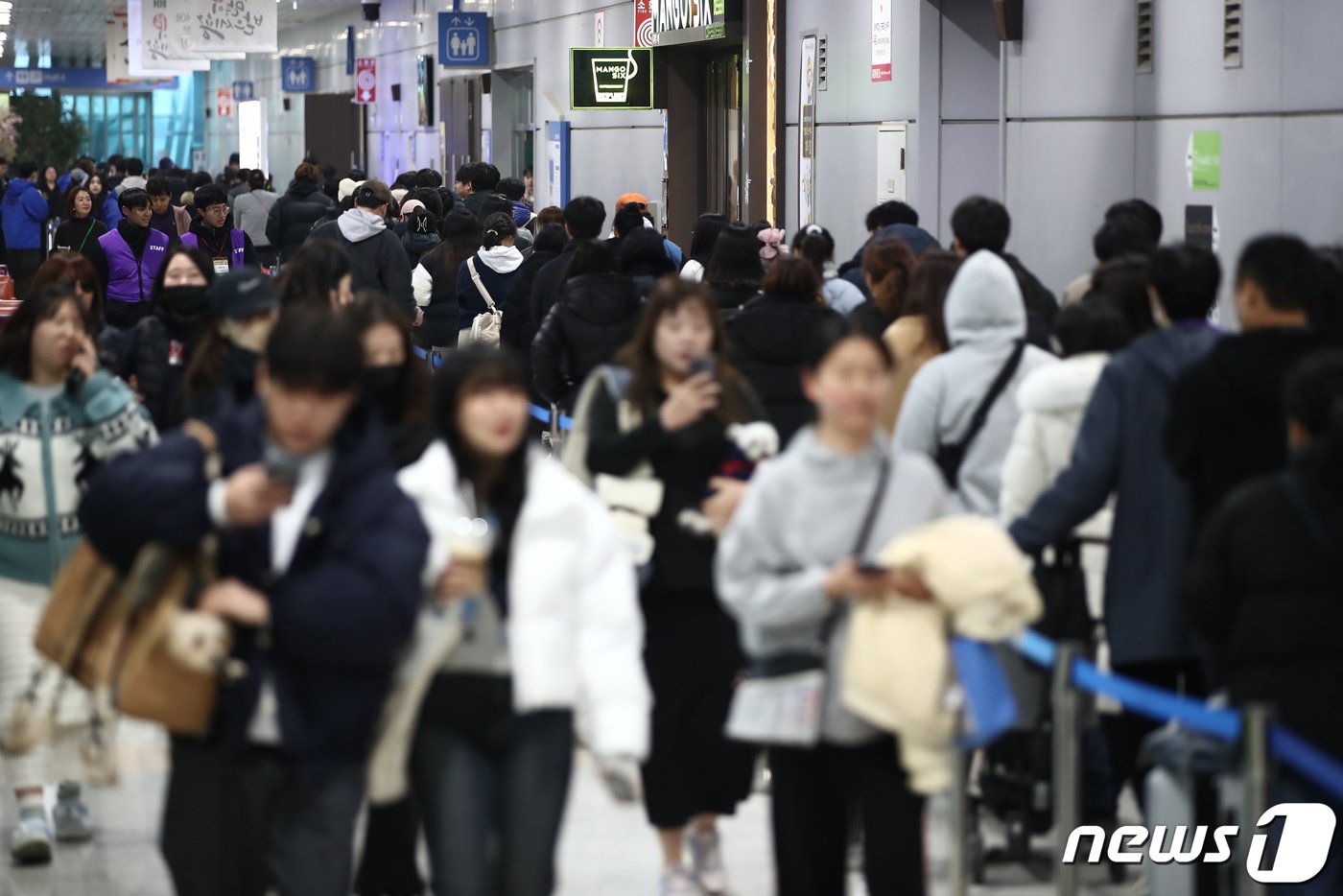 12일 경기 고양시 일산 킨텍스에서 열린 &#39;함께하는 펫스티벌&#39; 마이펫페어를 찾은 관람객들이 입장을 위해 길게 줄서 있다. 이번 행사는 반려동물 사료, 간식, 영양제, 의류, 악세서리, 외출용품, 매트, 목욕용품, 서비스 등을 한자리에 선보이며 오는 14일 까지이다.2024.1.12/뉴스1 ⓒ News1 이광호 기자