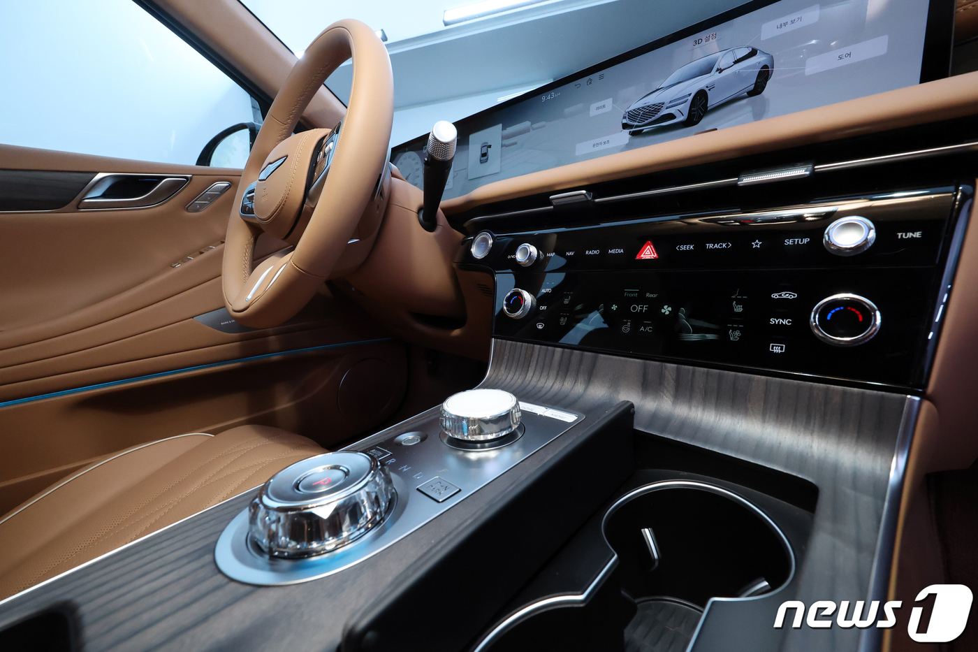 (서울=뉴스1) 황기선 기자 = 지난 12일 서울 강남구 레스파스 에트나에서 현대자동차 프리미엄 브랜드 제네시스  G80의 부분변경 모델이 공개되고 있다.이번 G80는 기존 모델에 …