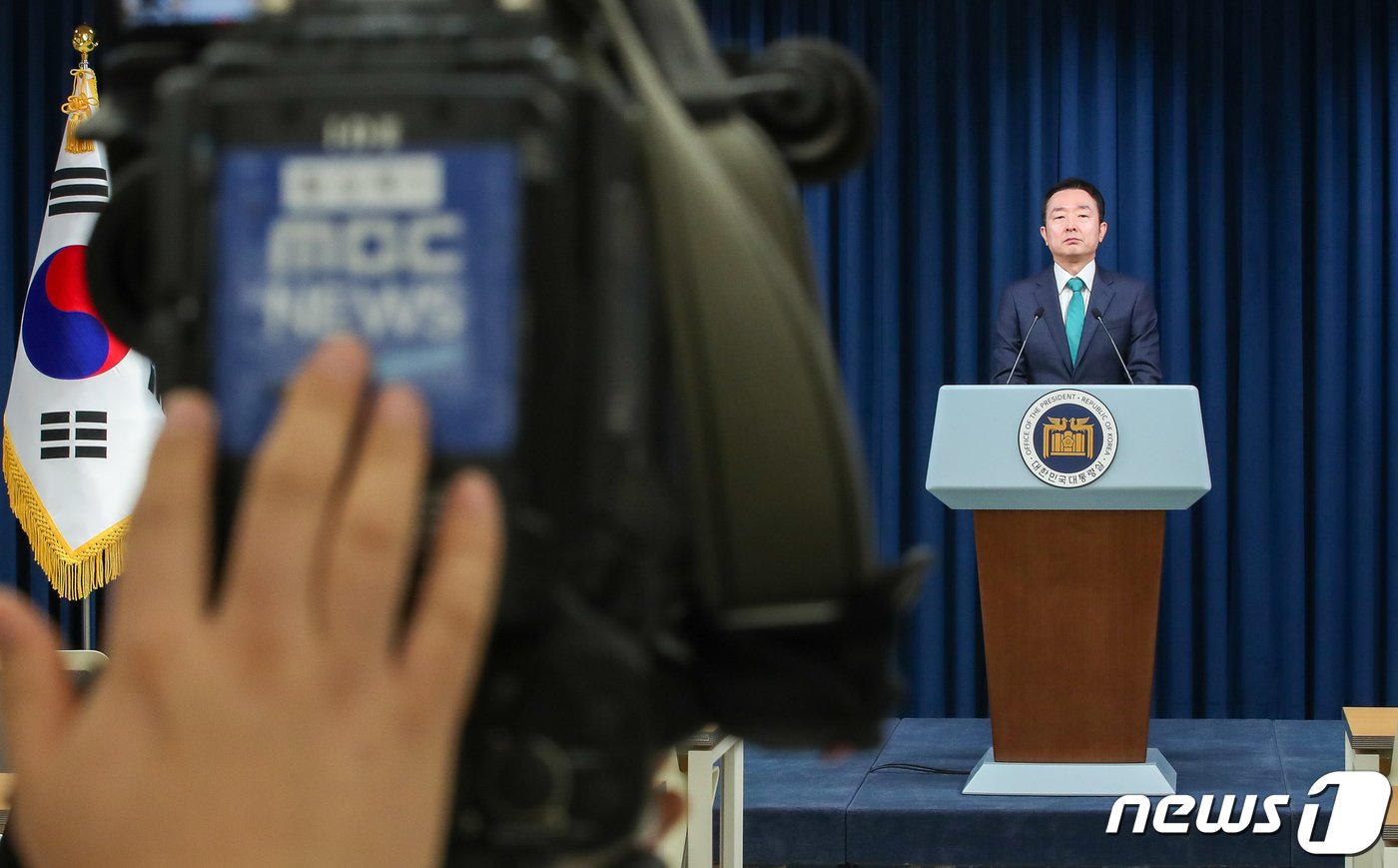 이도운 홍보수석이 12일 용산 대통령실에서 외교부가 MBC를 상대로 낸 정정보도 청구 소송 판결에 대해 브리핑을 하고 있다. 윤석열 대통령의 &#39;바이든·날리면&#39; 비속어 논란과 관련해 법원이 MBC에 정정보도하라며 외교부의 손을 들어준 가운데 이 수석은 &#34;공영이라고 주장하는 방송이 과학적이고 객관적 확인 절차도 없이 자막을 조작하며 국익에 중대한 영향 미치는 허위 보도를 낸 것은 대단히 무책임한 일＂이라고 말했다. 2024.1.12/뉴스1 ⓒ News1 안은나 기자