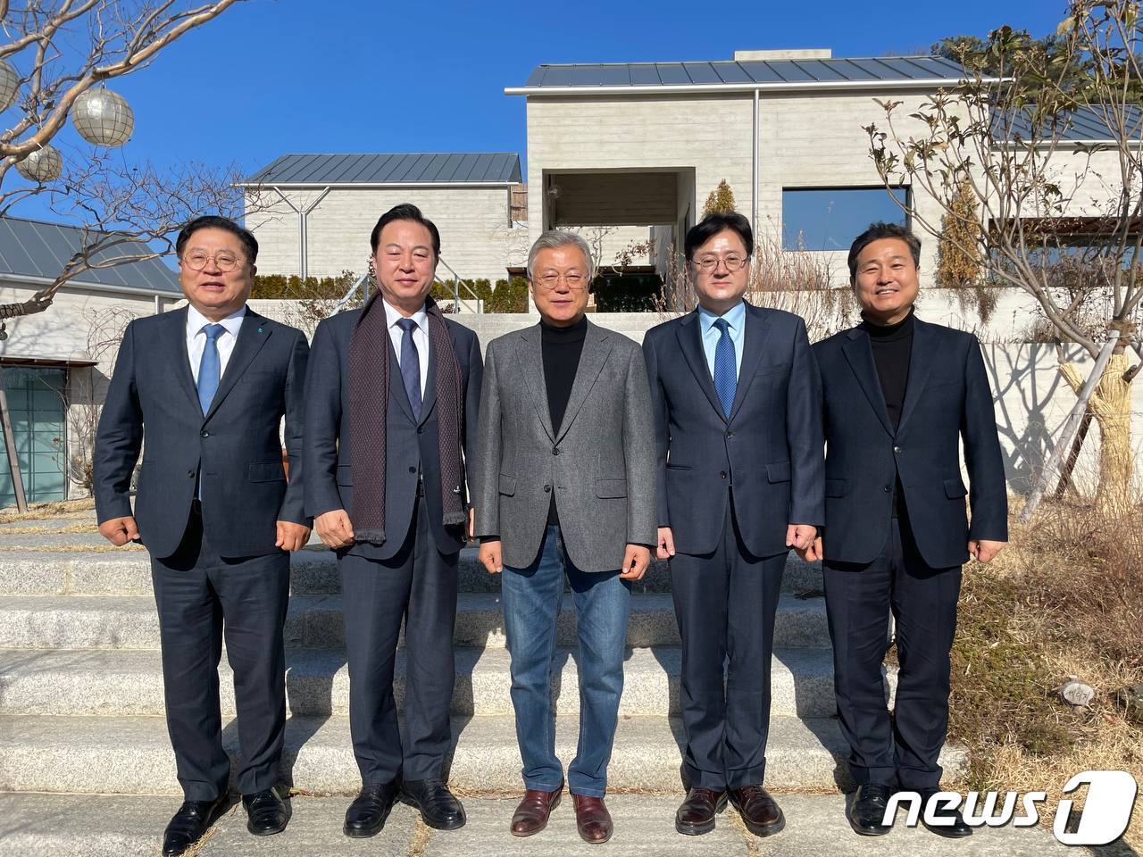 본문 이미지 - 홍익표 더불어민주당 원내대표가 12일 오후 경남 양산시 하북면 평산마을 문 전 대통령 사저 문재인 전 대통령을 예방하고 있다. (홍익표 의원실 제공) 2024.1.12/뉴스1 ⓒ News1 임세영 기자