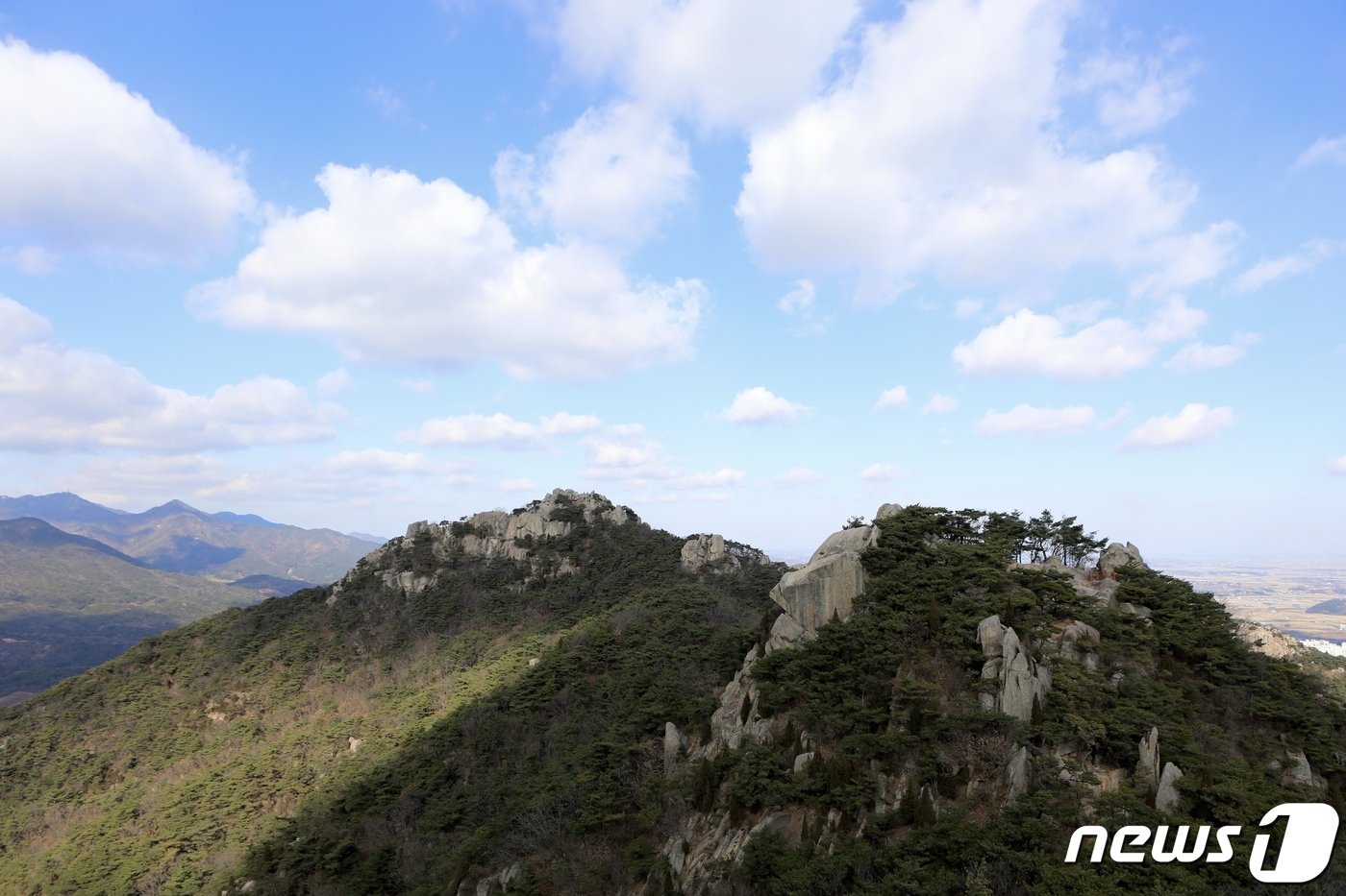 용봉산 정상에서 본 악귀봉&#40;왼쪽&#41;과 노적봉&#40;한국관광공사 제공&#41;