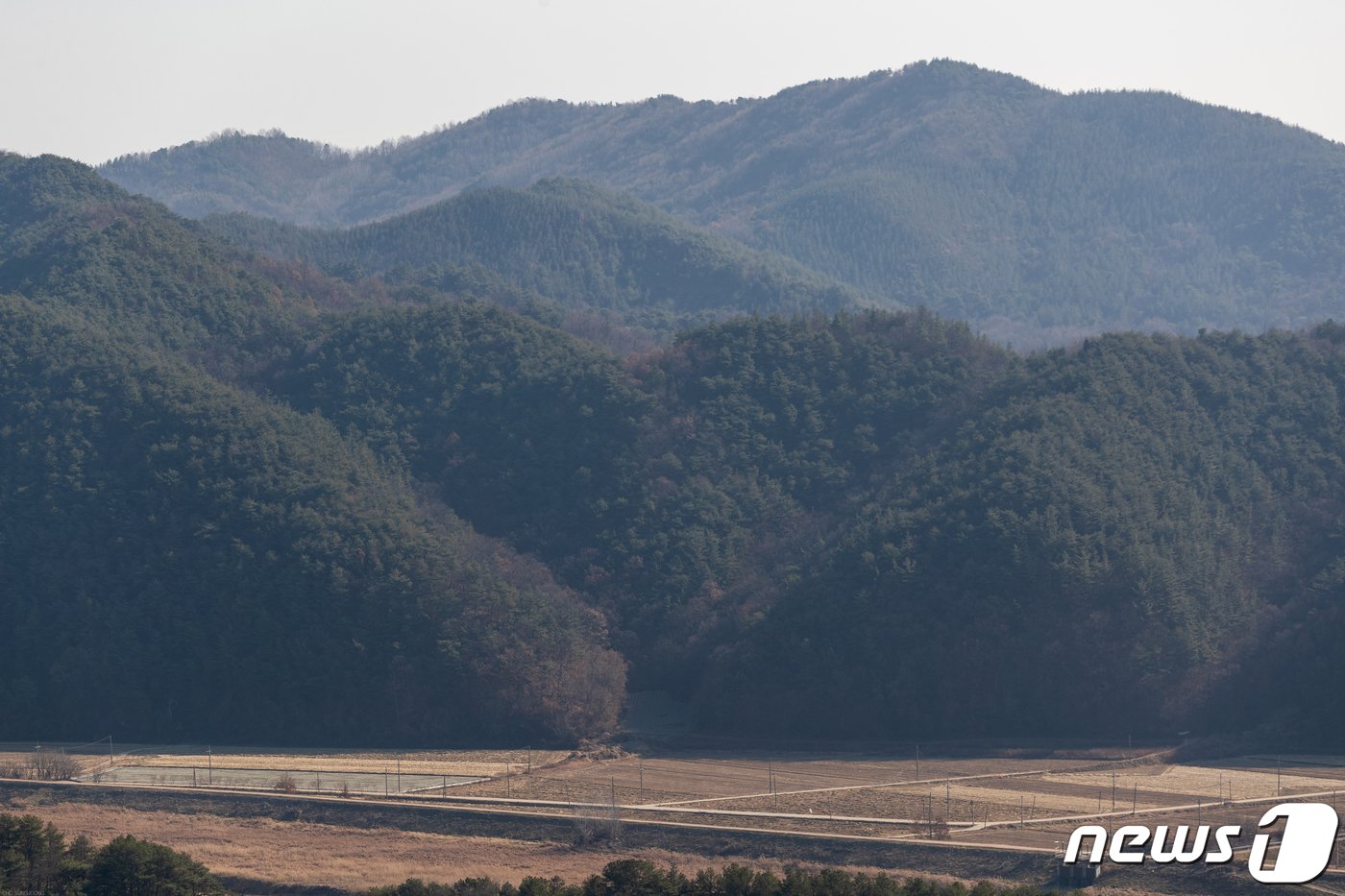 회룡대에서 바라본 &#39;사랑의산&#39;&#40;하트산&#41;&#40;한국관광공사 제공&#41;