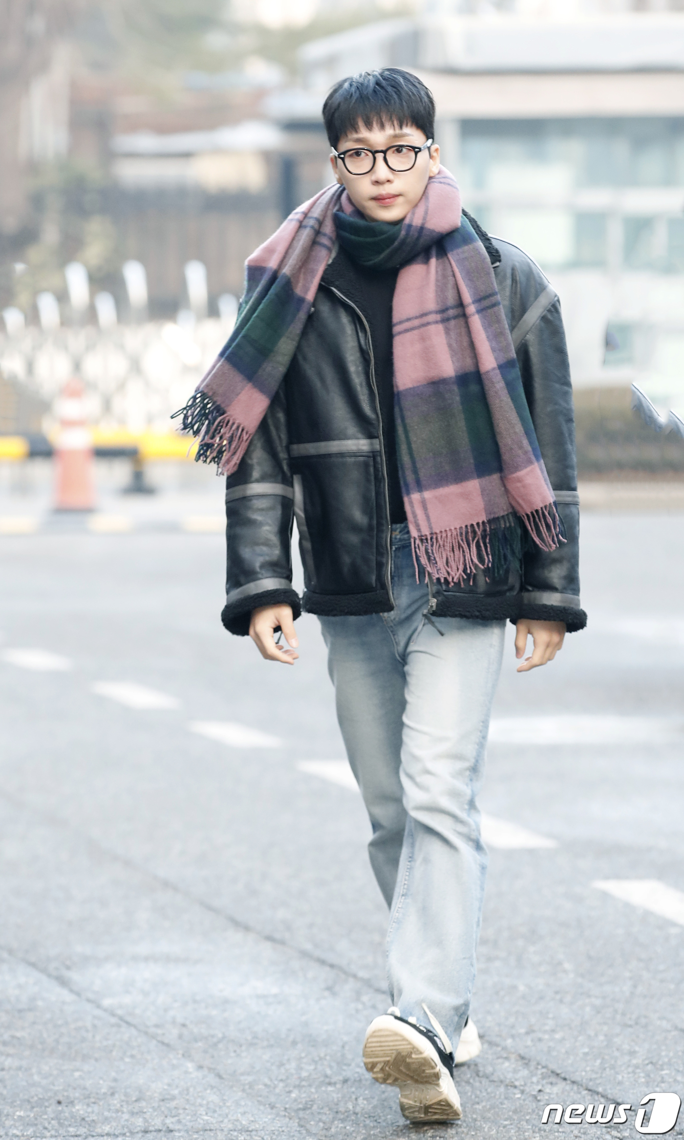 (서울=뉴스1) 권현진 기자 = 가수 정세운이 음악방송 '뮤직뱅크'(이하 뮤뱅)를 위해 12일 오전 서울 영등포구 KBS 신관 공개홀에 도착해 이동을 하고 있다. 2024.1.12 …