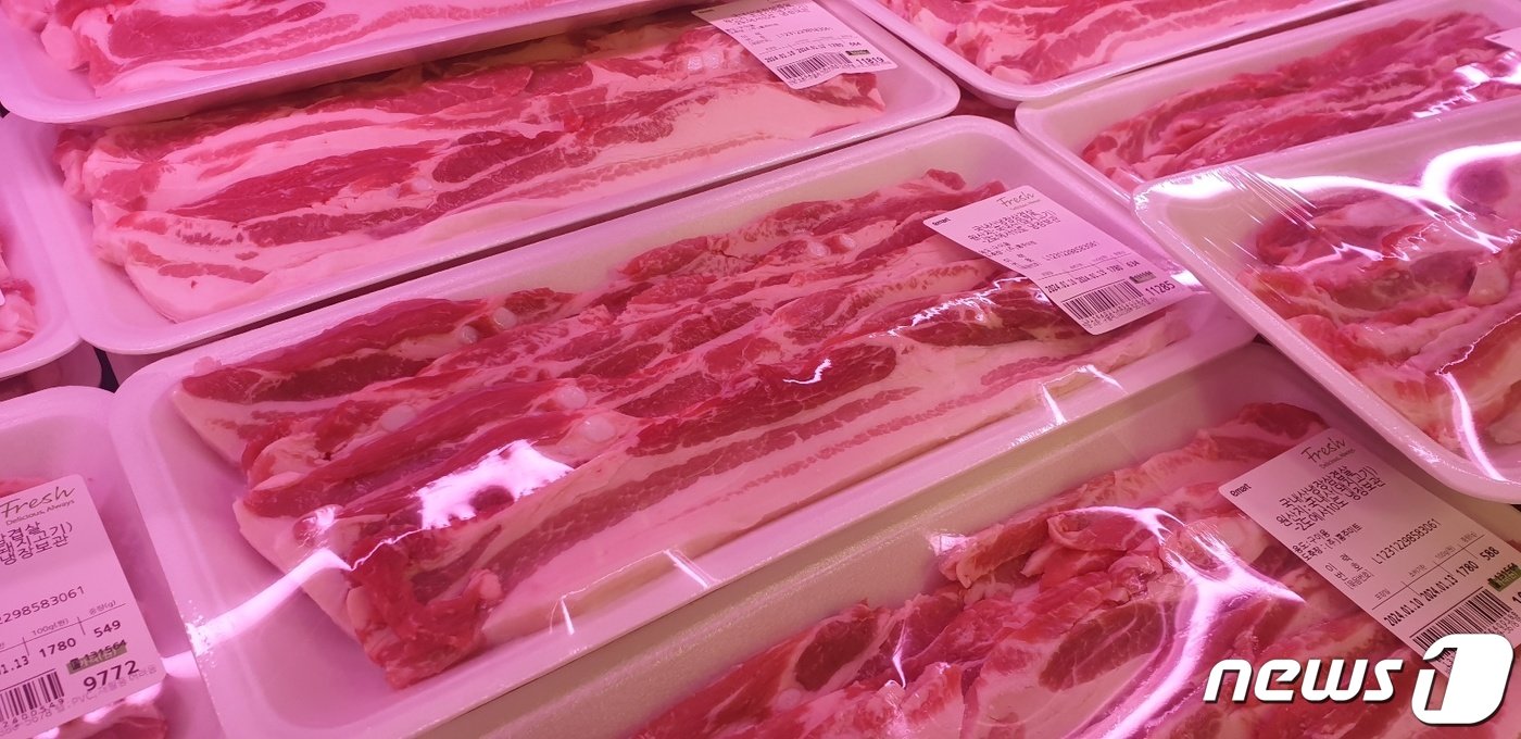 본문 이미지 - 서울 시내 한 대형마트에 진열돼 있는 삼겹살 /2024.1.11. ⓒ 뉴스1 박혜연 기자