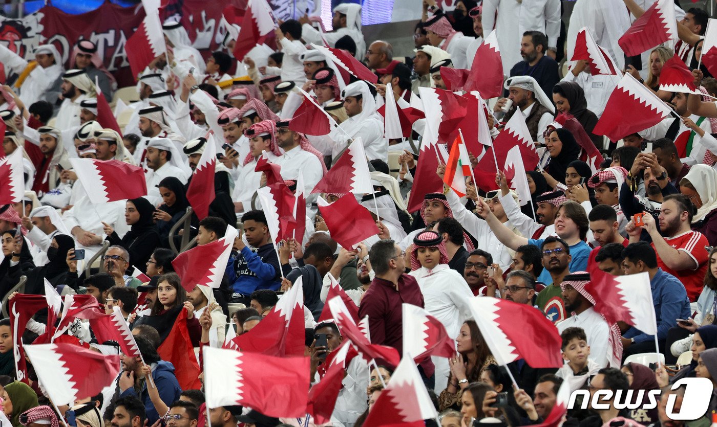 12일&#40;현지시간&#41; 카타르 루사일 스타디움에서 열린 2023 아시아축구연맹&#40;AFC&#41; 카타르 아시안컵 개막전 카타르와 레바논의 경기에서 축구팬들이 국기를 흔들고 있다. 2024.1.13/뉴스1 ⓒ News1 김성진 기자