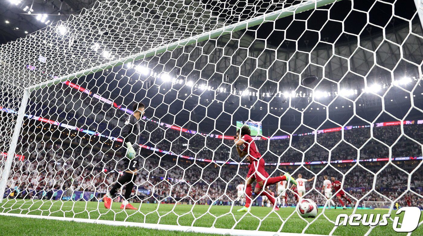 본문 이미지 - 카타르 아피프가 12일(현지시간) 카타르 루사일 스타디움에서 열린 2023 아시아축구연맹(AFC) 카타르 아시안컵 개막전 카타르와 레바논의 경기에서 선제골을 넣은 후 기뻐하고 있다. 2024.1.13/뉴스1 ⓒ News1 김성진 기자