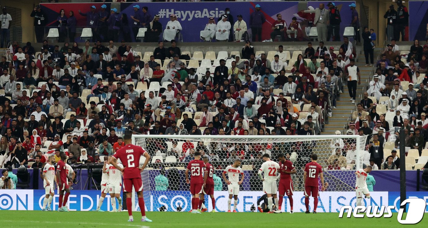 본문 이미지 - 12일(현지시간) 카타르 루사일 스타디움에서 열린 2023 아시아축구연맹(AFC) 카타르 아시안컵 개막전 카타르와 레바논의 경기. 2024.1.13/뉴스1 ⓒ News1 김성진 기자