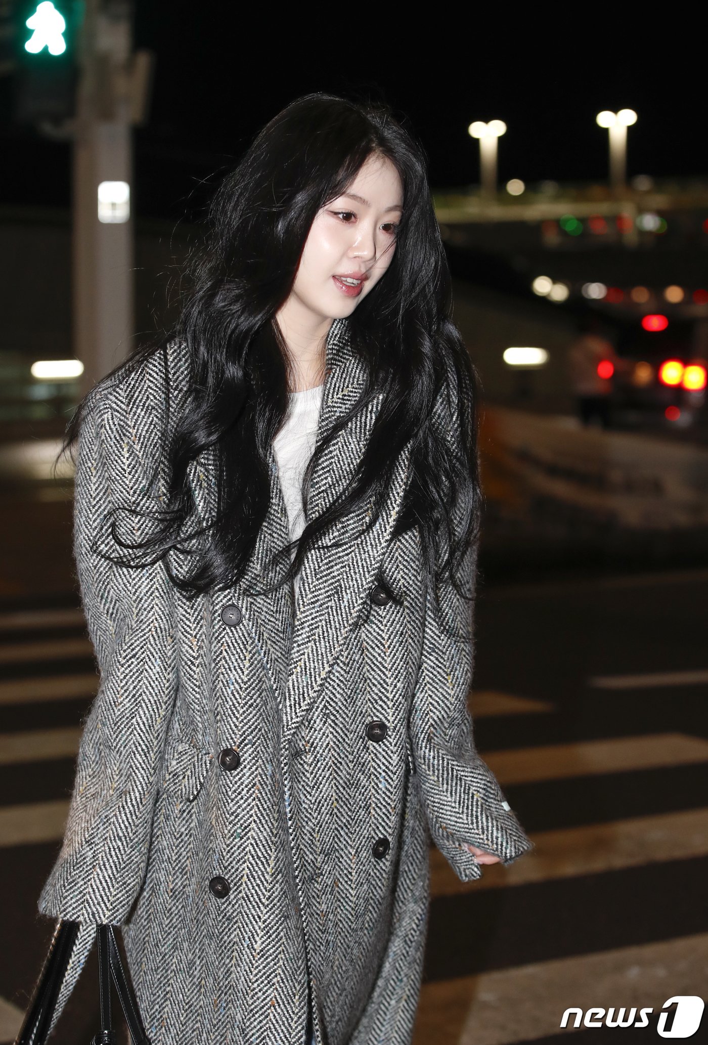 본문 이미지 - (여자)아이들 출신 가수 서수진이 팬사인회 참석을 위해 13일 인천공항에 도착해 중국 상하이로 떠나고 있다. ⓒ News1 권현진 기자