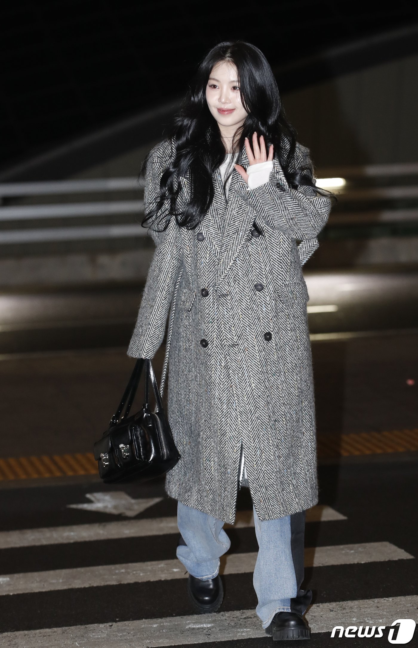 본문 이미지 - (여자)아이들 출신 가수 서수진이 팬사인회 참석을 위해 13일 인천공항에 도착해 중국 상하이로 출국하며 인사를 하고 있다. ⓒ News1 권현진 기자