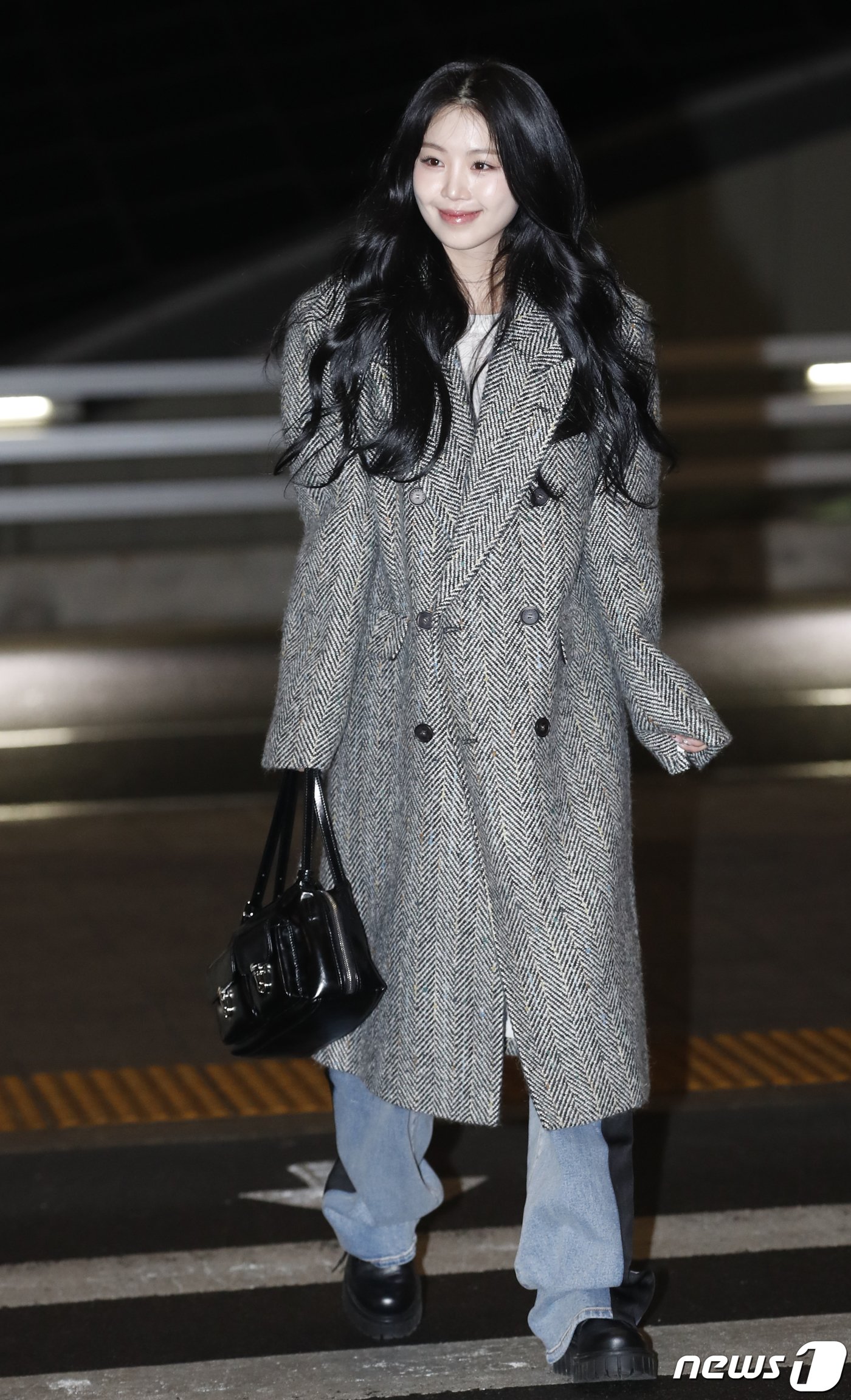 본문 이미지 - (여자)아이들 출신 가수 서수진이 팬사인회 참석을 위해 13일 인천공항에 도착해 중국 상하이로 출국하고 있다. ⓒ News1 권현진 기자