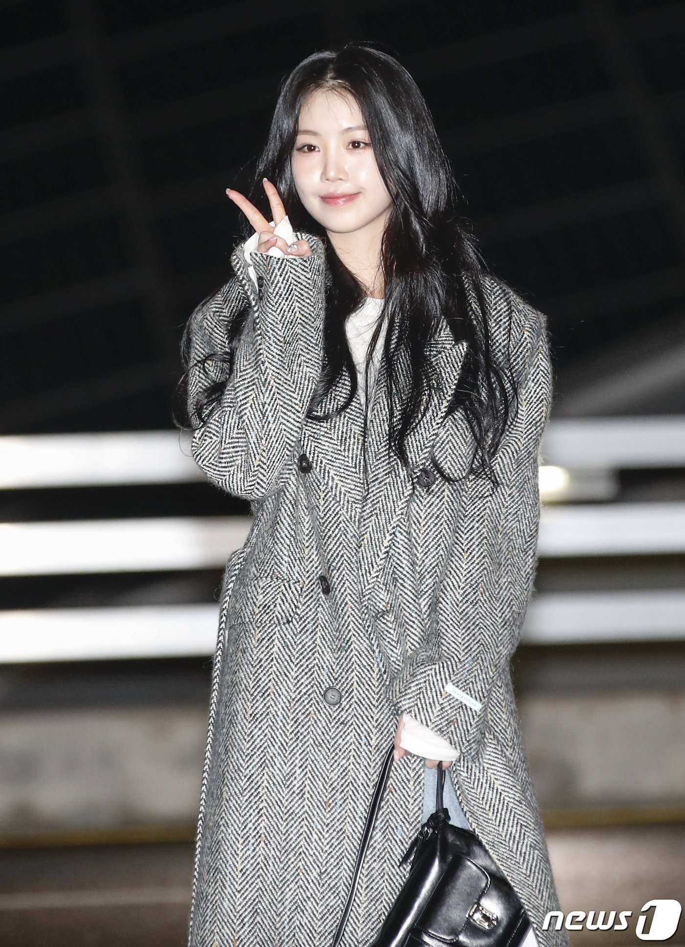 본문 이미지 - (여자)아이들 출신 가수 서수진이 팬사인회 참석을 위해 13일 인천공항에 도착해 중국 상하이로 출국하기 전 브이로 인사를 전하고 있다. ⓒ News1 권현진 기자