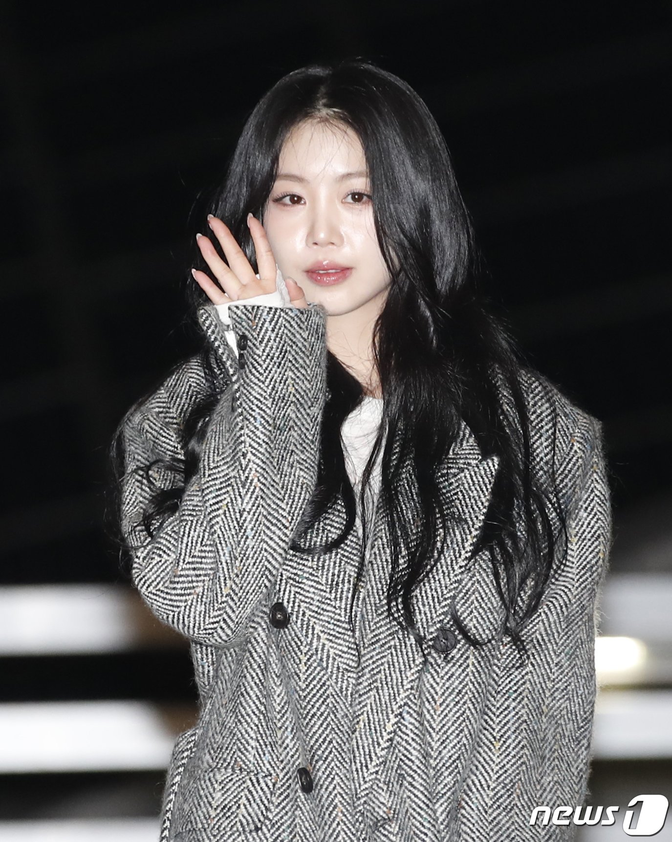 본문 이미지 - (여자)아이들 출신 가수 서수진이 중국 상하이 팬사인회 참석을 위해 13일 인천공항에 도착해 중국 상하이로 출국하기 전 사랑스러운 손 인사를 하고 있다.  ⓒ News1 권현진 기자