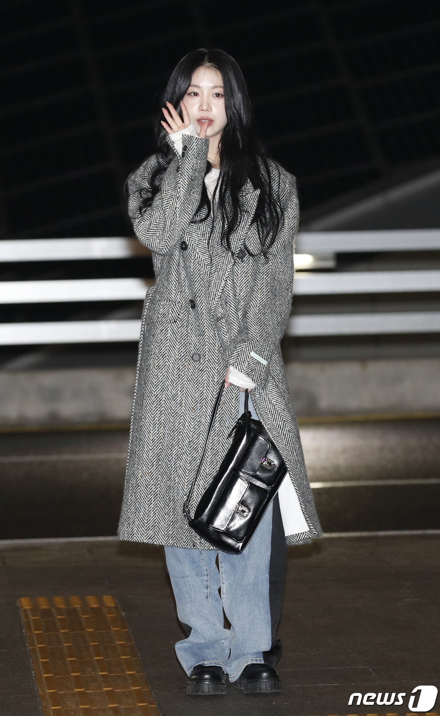 본문 이미지 - (여자)아이들 출신 가수 서수이 팬사인회 참석을 위해 13일 인천공항에 도착해 중국 상하이로 출국하기 전 환호하는 팬에게 손을 흔들고 있다. ⓒ News1 권현진 기자