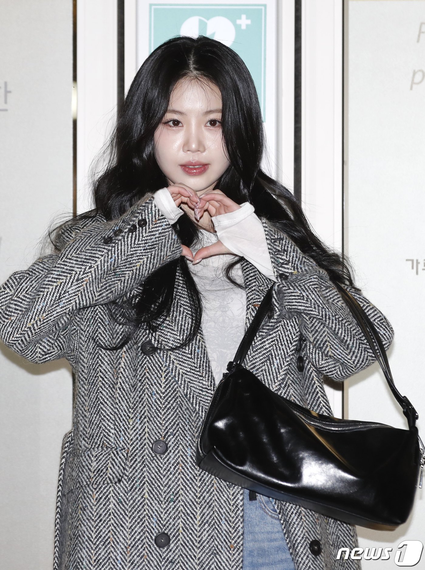 본문 이미지 - (여자)아이들 출신 가수 서수진이 팬사인회 참석을 위해 13일 인천공항에 도착해 중국 상하이로 출국하기 전 하트로 인사를 전하고 있다. ⓒ News1 권현진 기자