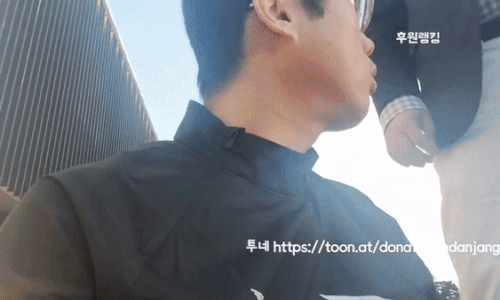 본문 이미지 - 검찰이 조직 폭력배들을 저격하겠다는 방송을 만들며 마찰을 빚어온 유튜버가 조직폭력배 3명으로부터 보복 폭행을 당한 사건을 수사하면서 이를 사주한 '윗선'을 붙잡았다. 신당장TV 갈무리