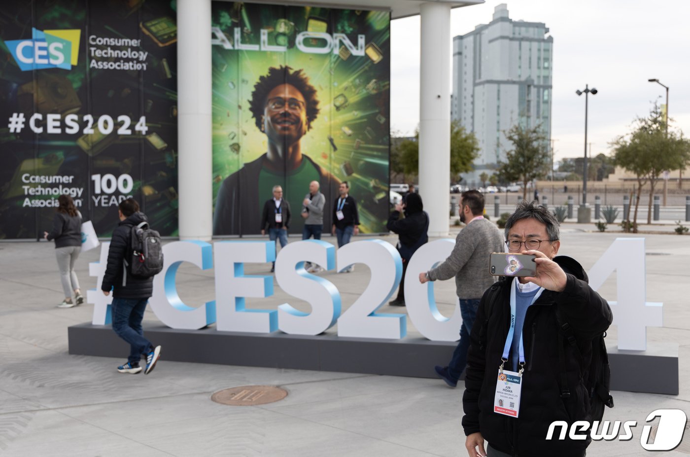 본문 이미지 - 세계 최대 가전·IT(정보기술) 전시회 'CES 2024' 마지막 날인 12일(현지시간) 미국 네바다주 라스베이거스 컨벤션센터(LVCC)를 찾은 관람객들이 기념 촬영을 하고 있다. 2024.1.13/뉴스1 ⓒ News1 이재명 기자