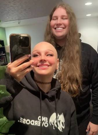 본문 이미지 - 탈모로 힘들어하는 연인을 위해 4년간 기른 자신의 머리를 가발로 만들어 선물한 한 남성의 사연이 감동을 안기고 있다. 뉴욕포스트 갈무리