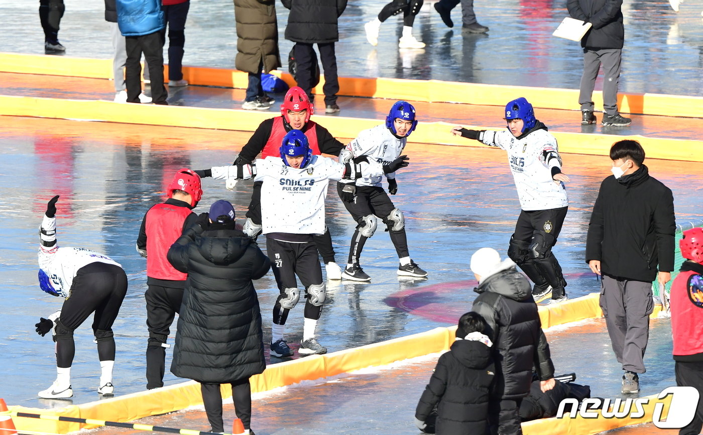 2024 얼음나라 화천산천어축제 개막 이후 두 번째 주말인 13일 오전, 수많은 관광객이 얼음축구를 즐기고 있다. &#40;화천군 제공&#41; 2024.1.13/뉴스1