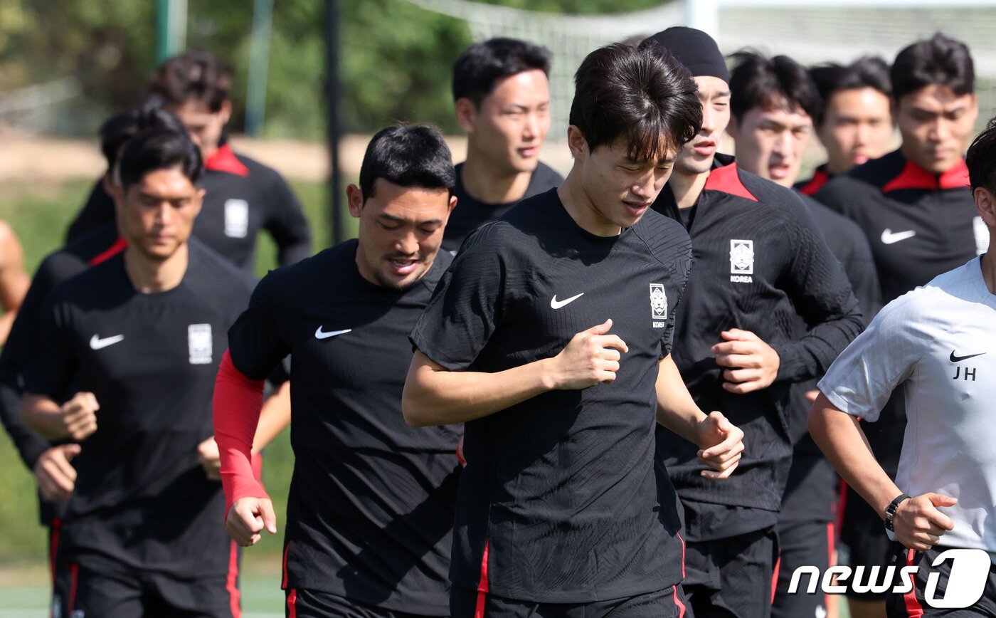 본문 이미지 - 2023 아시아축구연맹(AFC) 카타르 아시안컵에 출전하는 대한민국 축구 대표팀이 13일(현지시간) 카타르 도하 알 에글라 트레이닝 센터에서 훈련을 하고 있다. 위르겐 클린스만 감독이 이끄는 축구대표팀은 오는 15일 E조 조별리그 첫 경기인 바레인전을 시작으로 20일 요르단, 25일 말레이시아와 경기를 치른다. 2024.1.13/뉴스1 ⓒ News1 김성진 기자
