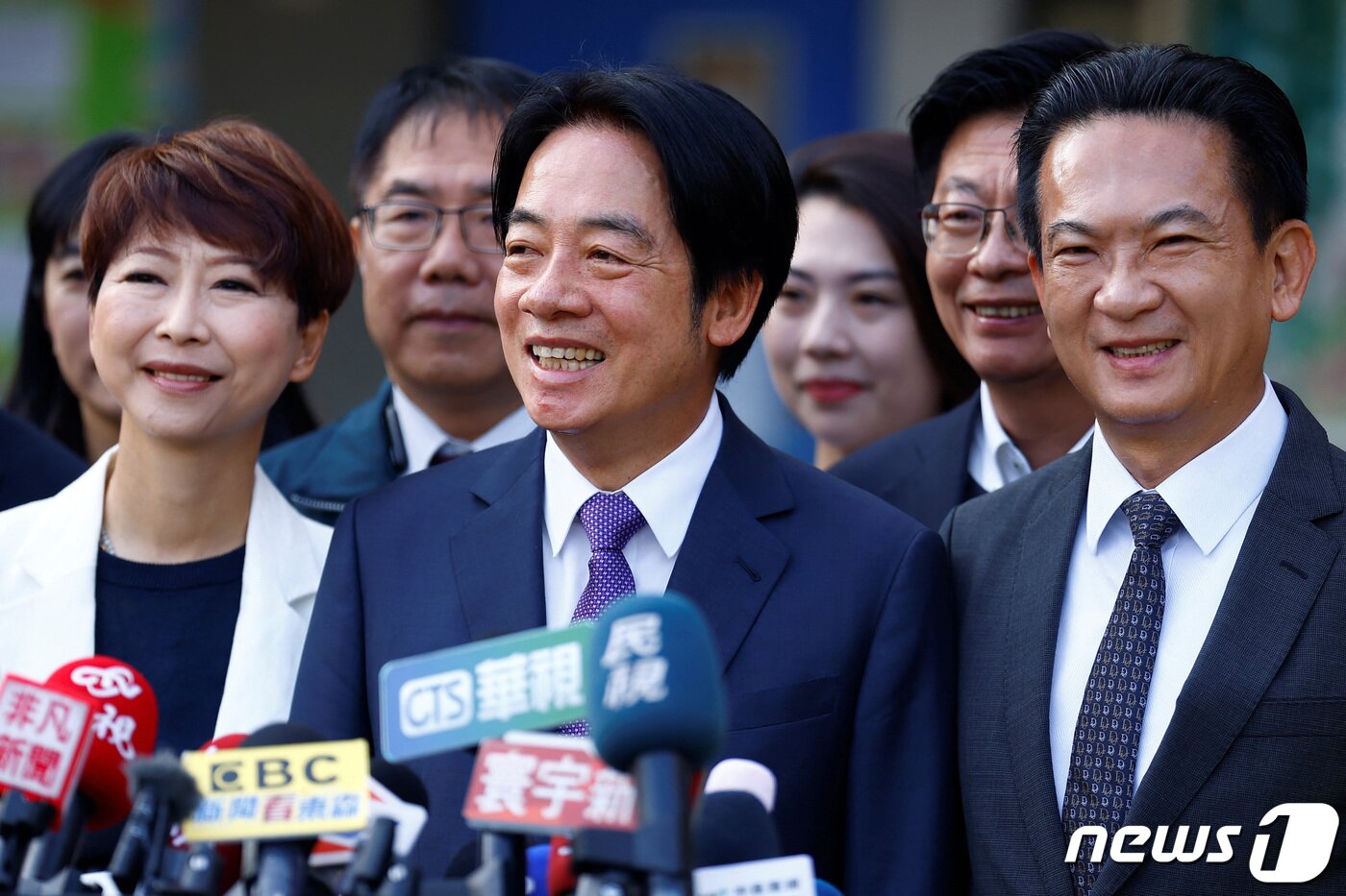 본문 이미지 - 대만 총통에 당선된 라이칭더 후보가 13일 (현지시간) 타이난에서 투표를 마친 뒤 취재진을 만나고 있다. 2024.1.13 ⓒ 로이터=뉴스1 ⓒ News1 우동명 기자