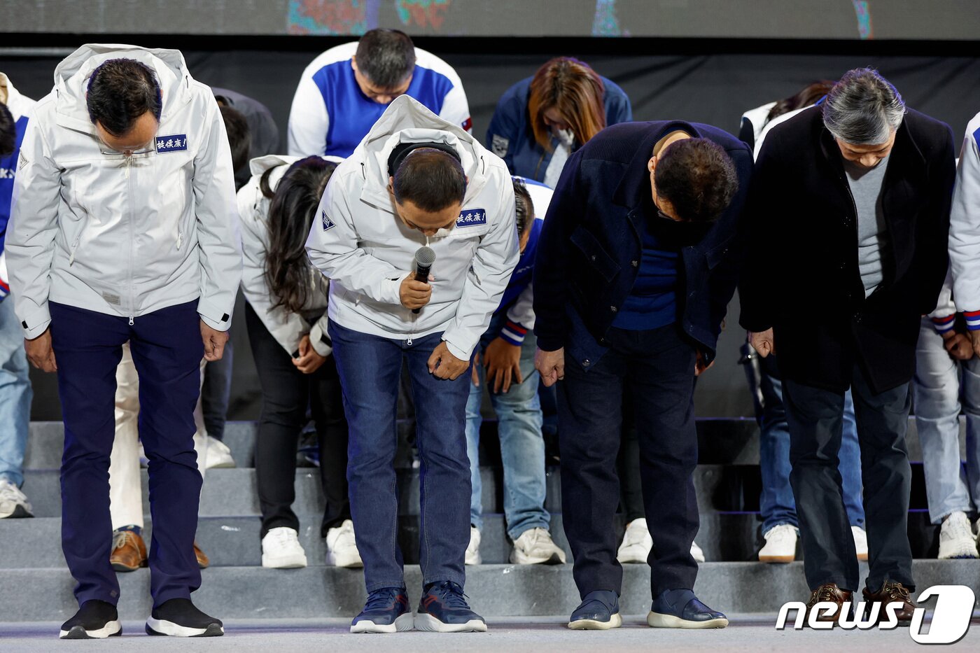 본문 이미지 - 13일 밤, 대만 신베이시에 있는 반차오 제1운동장에서 제1야당 국민당 허우유이 총통 후보가 선거 패배를 인정하며 지지자들에게 고개를 숙이고 사과하고 있다. 우측에는 자오사오캉 부총통 후보. 2024.01.13 ⓒ 로이터=뉴스1 ⓒ News1 최종일 기자