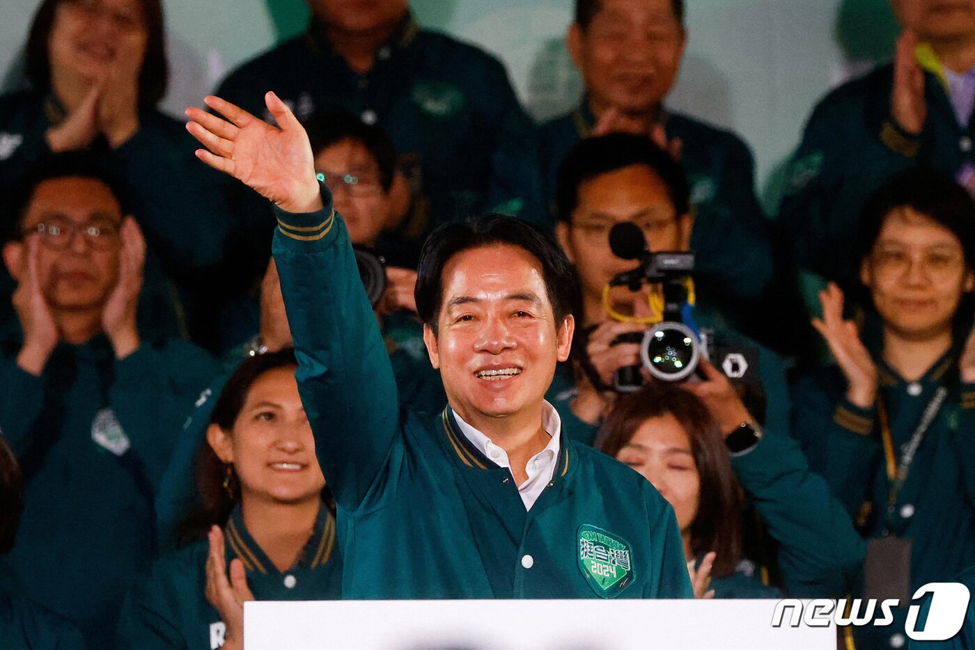 본문 이미지 - 13일 대만 타이베이 민진당 당사 앞에서 열린 선거 승리 행사에서 라이칭더 총통 당선인이 지지자들에게 손을들어 인사하고 있다. 2024.1.13 ⓒ 로이터=뉴스1