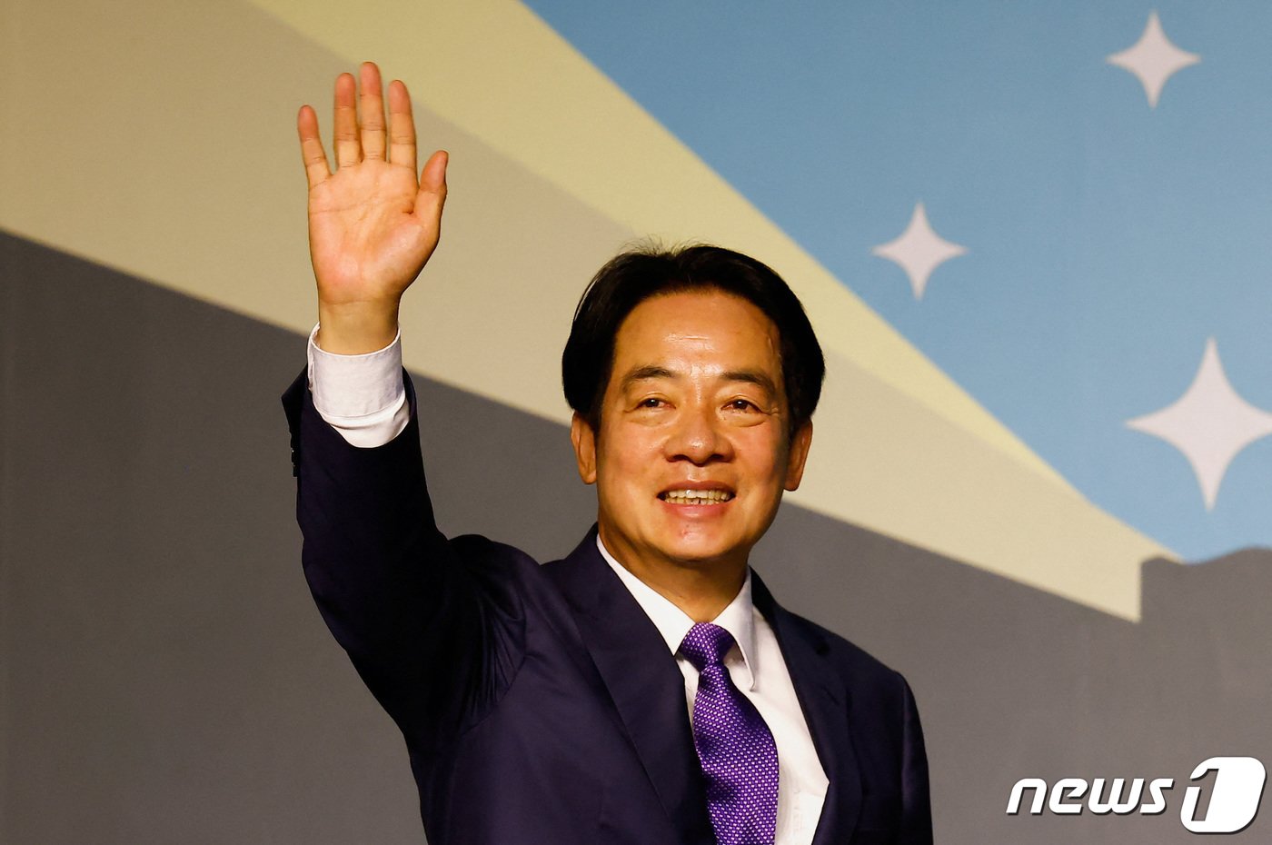 본문 이미지 - 집권 민진당 소속의 라이칭더 총통 당선인이 지지자들에게 손을 흔들고 있다. 2024.01.13 ⓒ 로이터=뉴스1