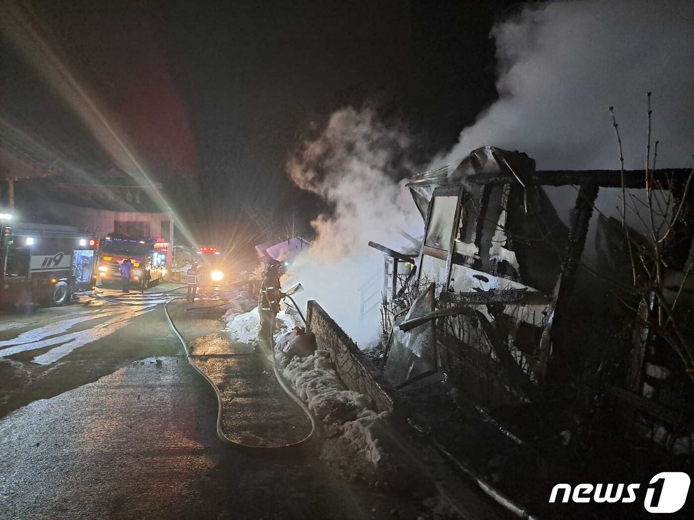 본문 이미지 - 강원 평창 한옥호텔 화재현장.(강원도소방본부 제공) 2024.1.13/뉴스1