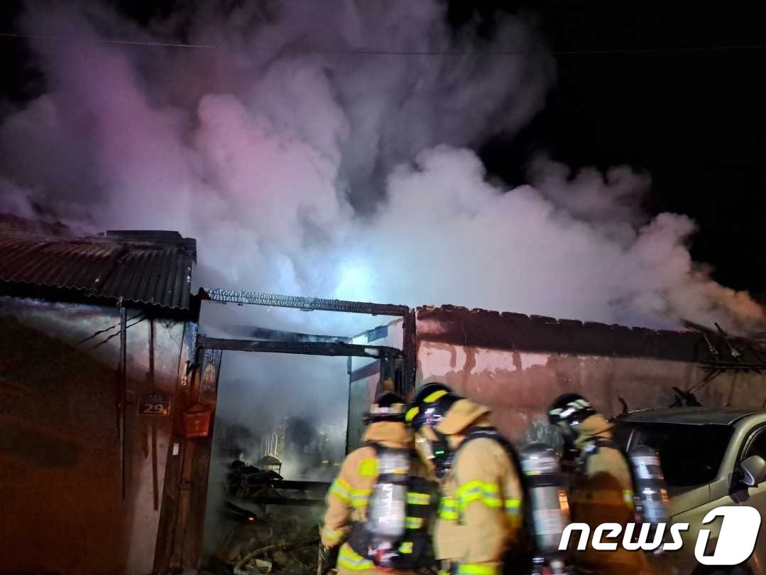 본문 이미지 - 강원 원주 문막읍 궁촌리 주택 화재 현장.(강원도소방본부 제공) 2024.1.13/뉴스1