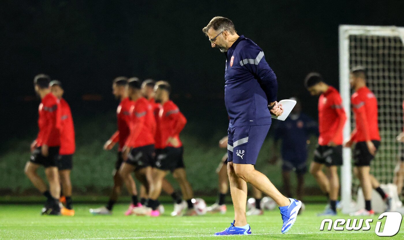 본문 이미지 - 2023 아시아축구연맹(AFC) 카타르 아시안컵에 출전하는 바레인 축구 대표팀 후안 안토니오 피치 감독이 13일(현지시간) 카타르 도하 유니버시티 트레이닝 센터에서 선수들의 훈련을 보며 생각에 잠겨 있다. 바레인 축구대표팀은 오는 15일 클린스만 감독이 이끄는 한국 축구 대표팀과 경기를 치른다. 2024.1.14/뉴스1 ⓒ News1 김성진 기자