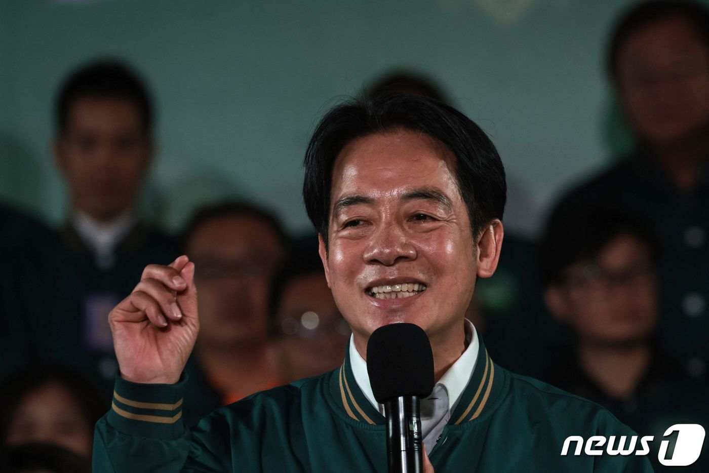 본문 이미지 - 라이칭더 대만 총통 당선인이 13일 (현지시간) 타이베이 민진당사에서 기자회견을 갖고 있다. 2024.1.14 ⓒ AFP=뉴스1 ⓒ News1 우동명 기자