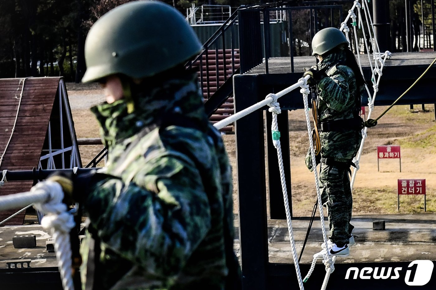 본문 이미지 -  해병대 겨울캠프에 참가한 교육생들이 유격훈련을 체험하고 있다.(해병대1사단제공)2024.1.14/뉴스1