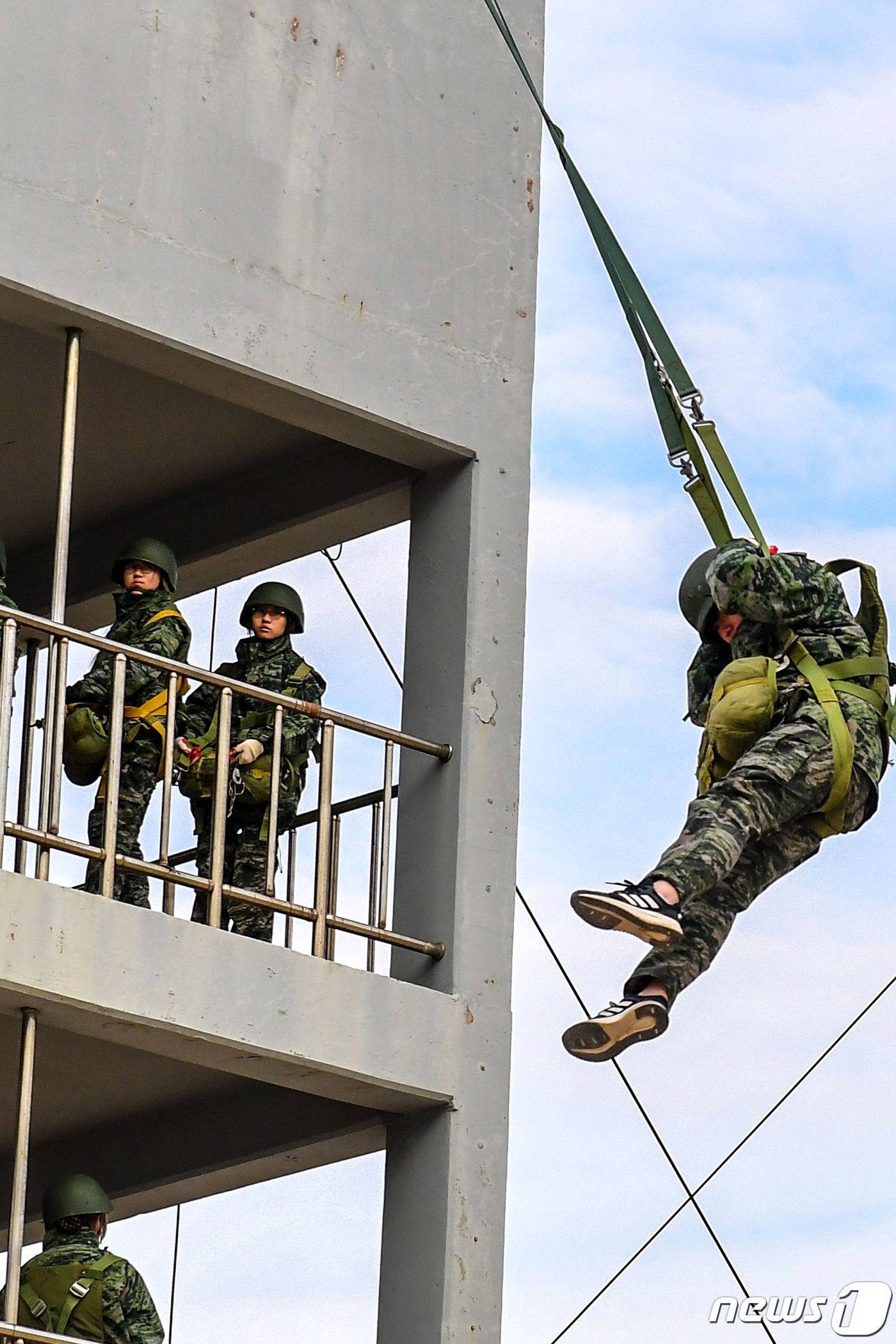 본문 이미지 - 해병대 겨울캠프에 참가한 교육생들이 공수기초훈련인 막타워 체험을 하고 있다.(해병대1사단제공)2024.1.14/뉴스1 