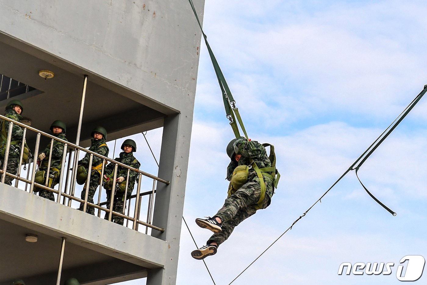 본문 이미지 -  해병대 겨울캠프에 참가한 교육생들이 공수기초 훈련을 체험하고 있다.(해병대1사단제공)2024.1.14/뉴스1