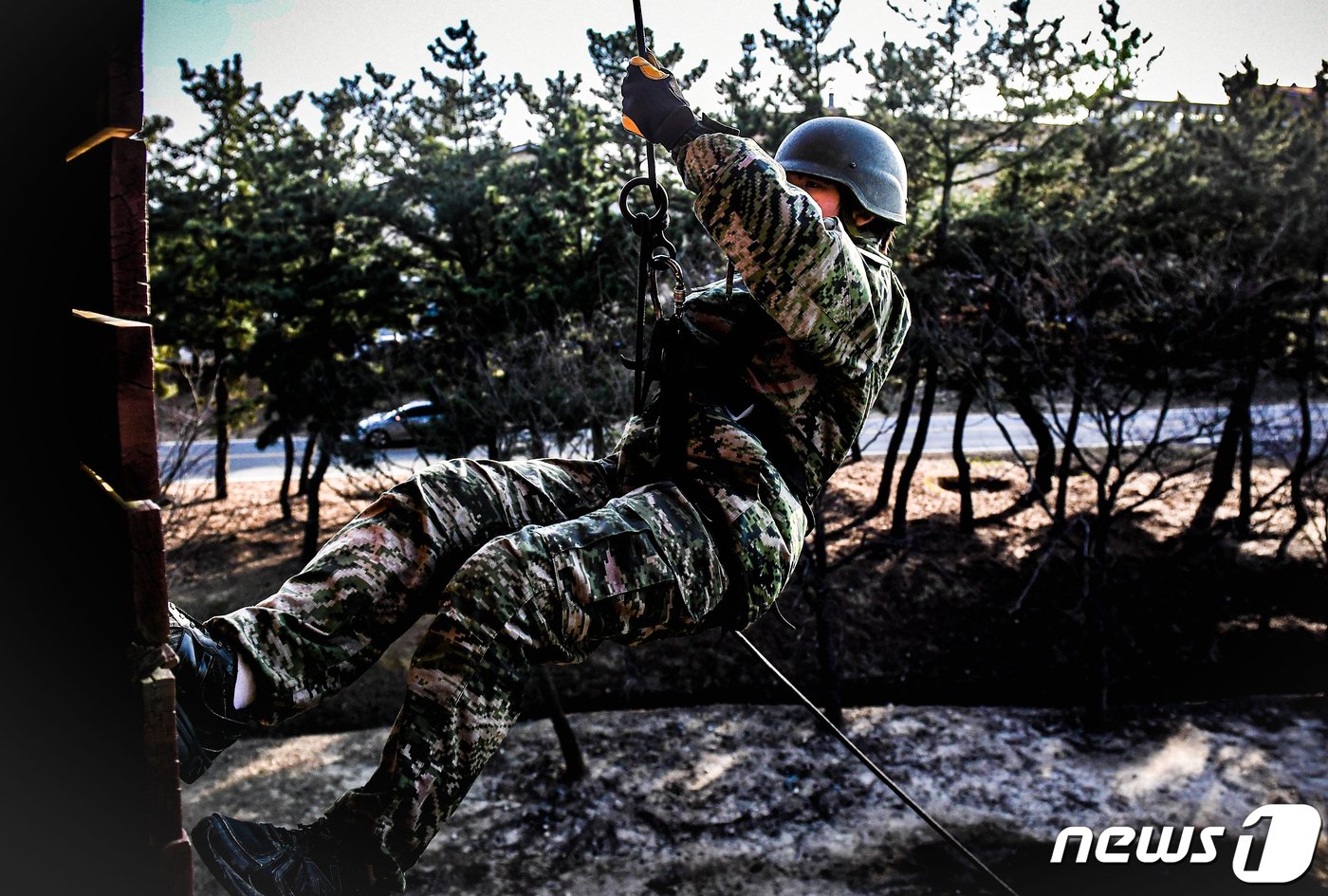 본문 이미지 -  해병대 겨울캠프에서 참가한 교육생들이 유격훈련으로 강인한 해병대 정신을 배우고 있다.(해병대1사단제공)2024.1.14/뉴스1