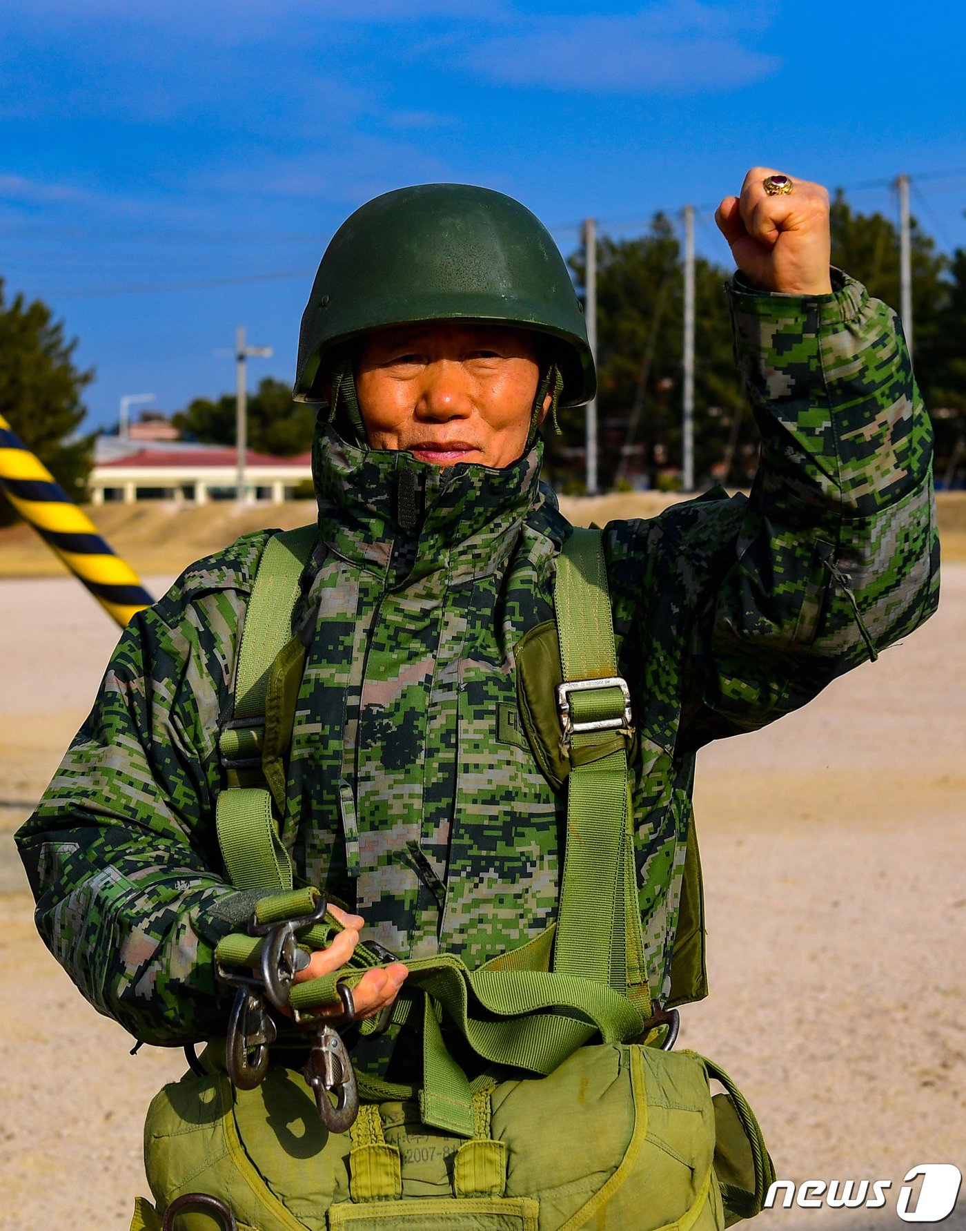 본문 이미지 - 쵝고령 참가자인 최이기 씨(74)가 공수체험을 마친 후 '할 수 있다'는 구호와 함께 파이팅하고 있다. 최 씨는 백령도 해병대 6여단에 근무 중인 아들의 제의로 캠프에 참가했다.(해병대1사단제공)2024.1.14/뉴스1