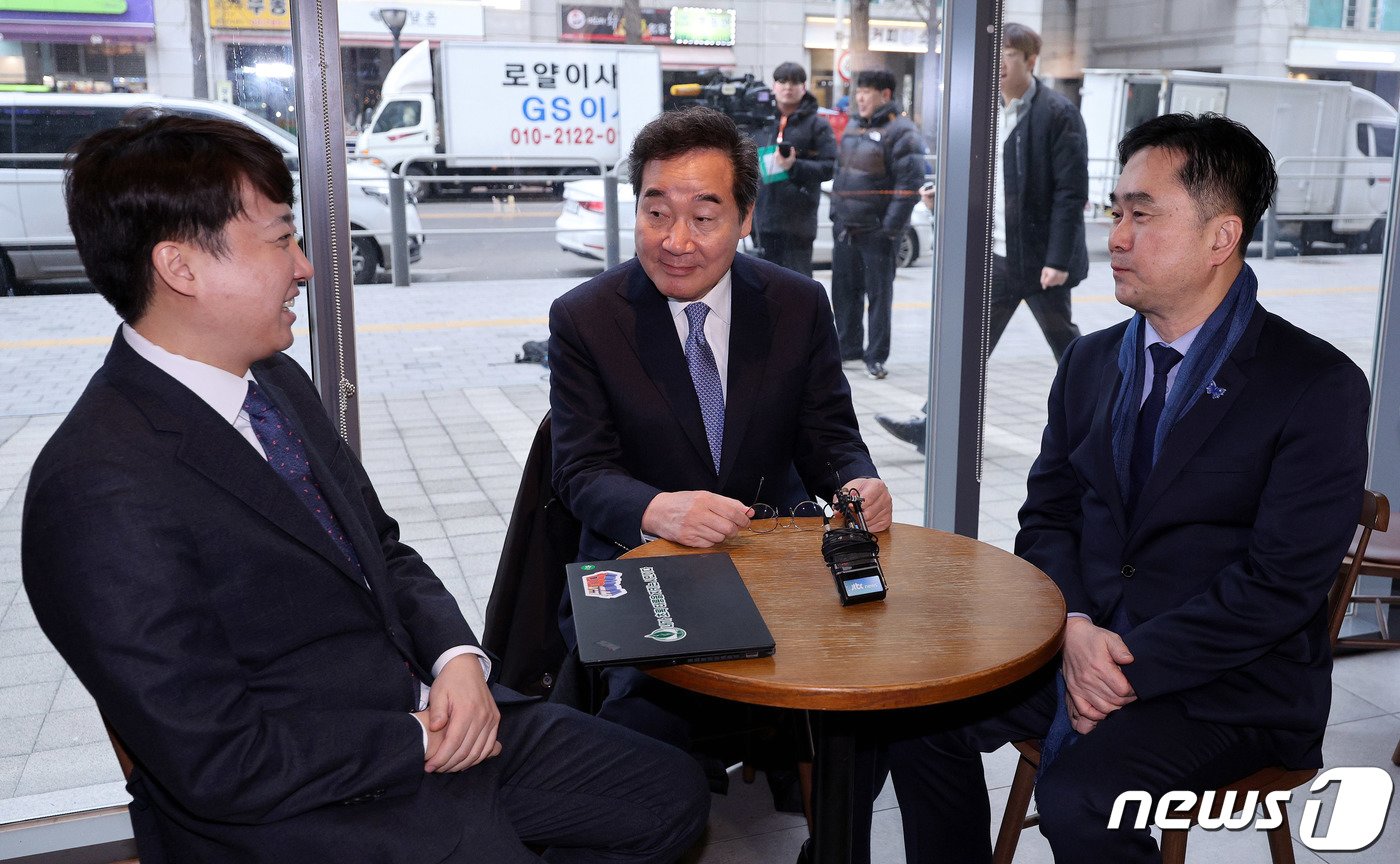 본문 이미지 - 신당 창당을 선언한 이낙연 전 더불어민주당 대표와 이준석 개혁신당(가칭) 정강정책위원장, 김종민 무소속 의원이 14일 오전 서울 여의도의 한 카페에서 회동하고 있다. 2024.1.14/뉴스1 ⓒ News1 장수영 기자