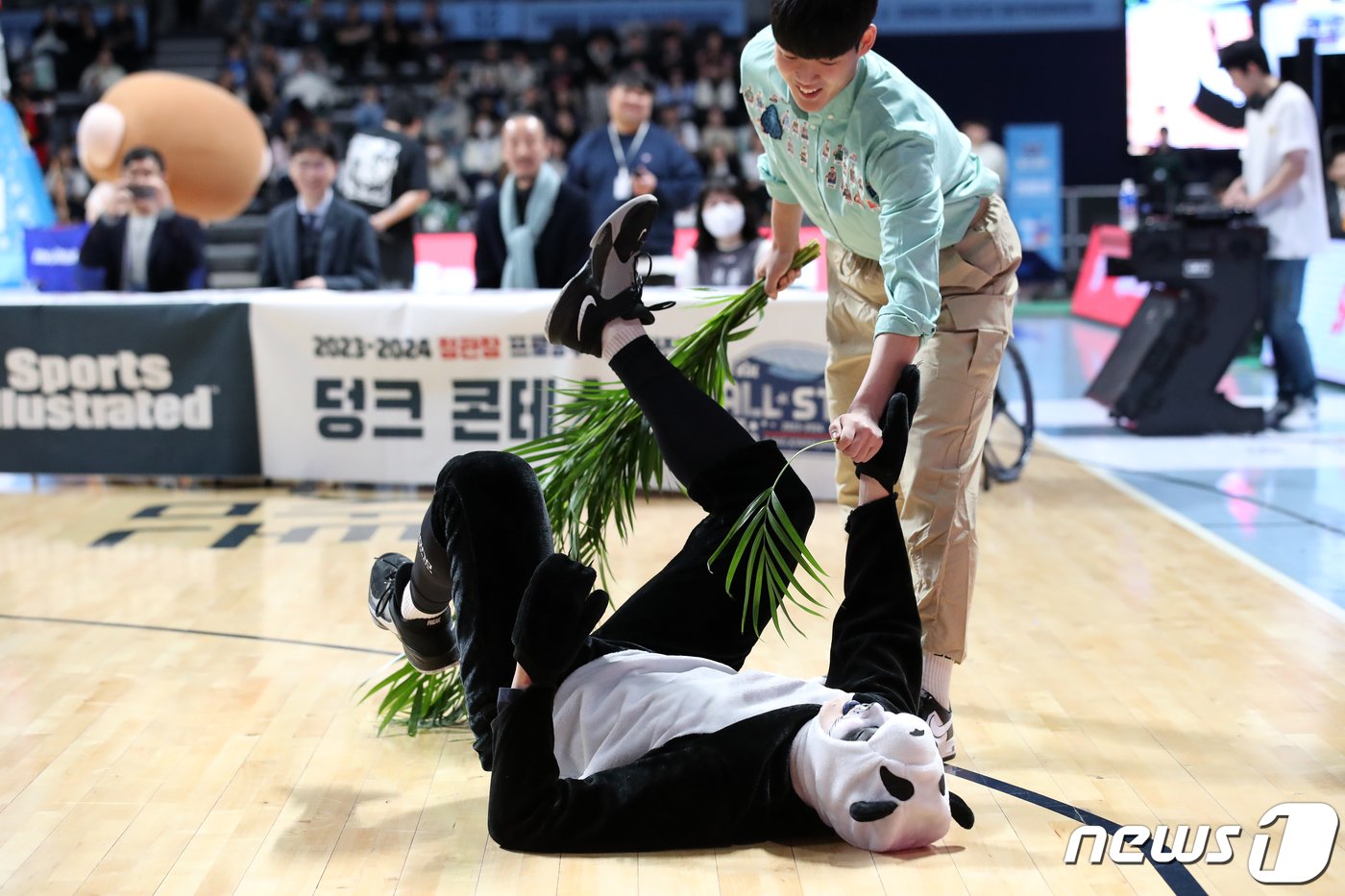 본문 이미지 - 14일 오후 경기 고양시 일산서구 고양 소노 아레나에서 열린 '2023-2024 정관장 프로농구' 올스타전 덩크 콘테스트에서 소노 조재우가 푸바오 복장을 하고 입장하고 있다. 2024.1.14/뉴스1 ⓒ News1 이승배 기자