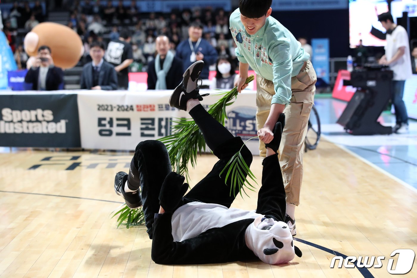 14일 오후 경기 고양시 일산서구 고양 소노 아레나에서 열린 &#39;2023-2024 정관장 프로농구&#39; 올스타전 덩크 콘테스트에서 소노 조재우가 푸바오 복장을 하고 입장하고 있다. 2024.1.14/뉴스1 ⓒ News1 이승배 기자