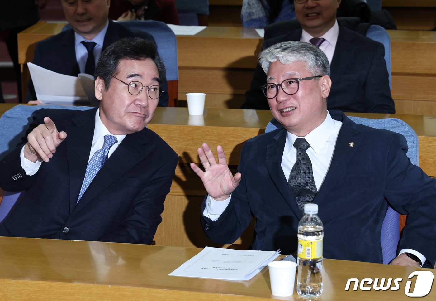 본문 이미지 - 이낙연 전 더불어민주당 대표(왼쪽)와 조응천 미래대연합(가칭) 창당준비위원장이 14일 오전 서울 여의도 국회의원회관에서 열린 미래대연합 창당준비위 출범식 및 창당 발기인대회에서 대화하고 있다. 2024.1.14/뉴스1 ⓒ News1 구윤성 기자
